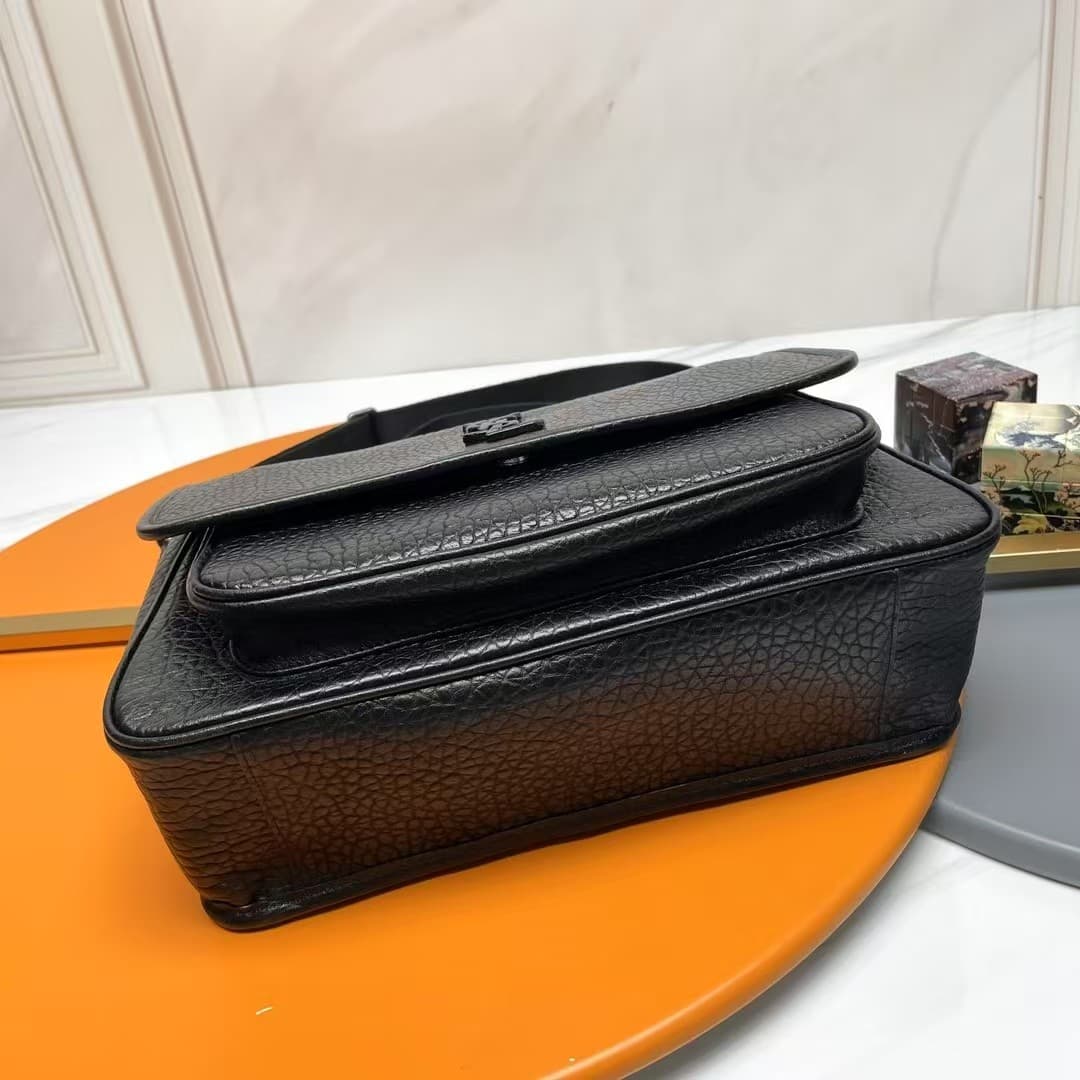 NIKI MESSENGER IN GRAINED LEATHER Black High