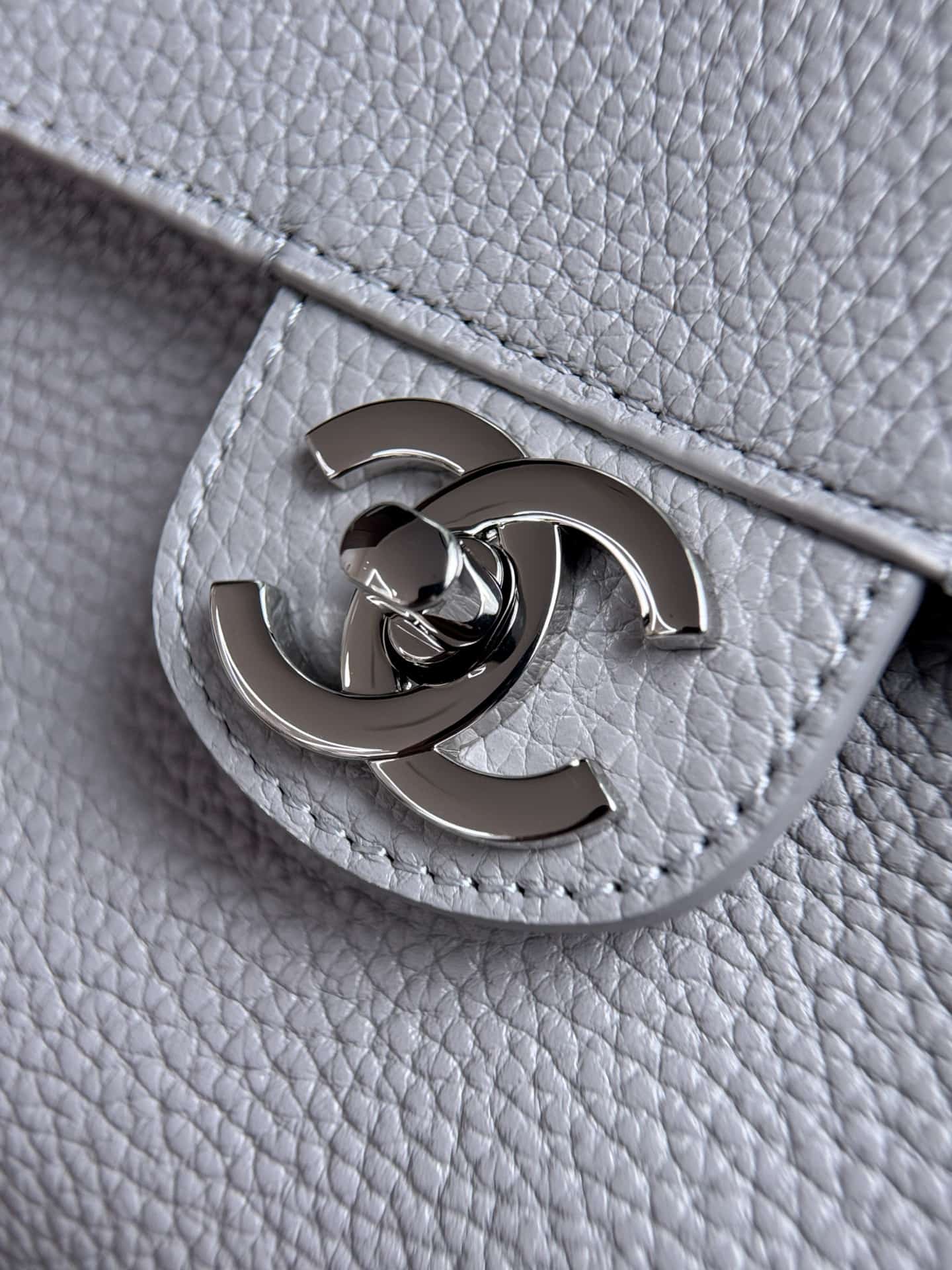 Chanel Maxi Flapbag Grained Calfskin & Silver-Tone Metal Light Grey AS6231 A