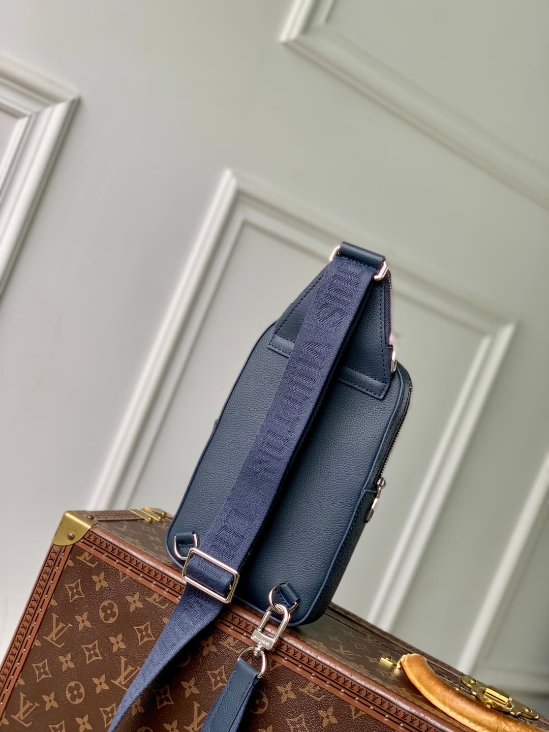 Louis Vuitton Avenue Slingbag PM LV Aerogram Waxy calfskin M15269 Navy Blue High