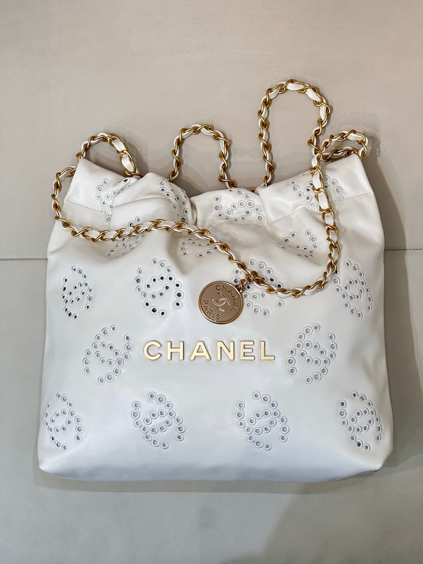 Chanel 22 Small handbag Shiny calfskin & gold-tone metal AS3260 white TOP