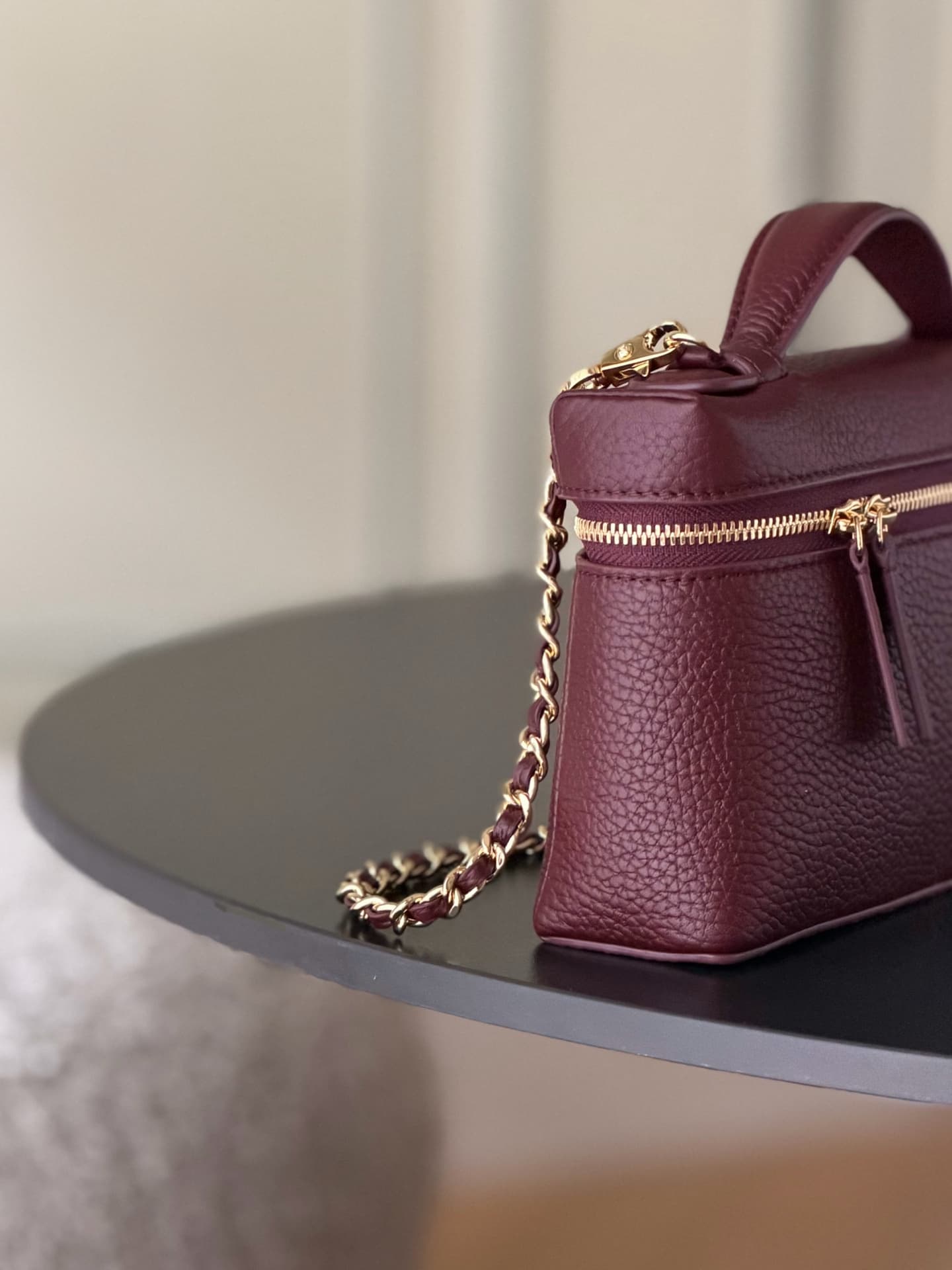 Chanel Small Vanity with chain Grained Calfskin & Gold-Tone Metal Burgundy AS5346 A