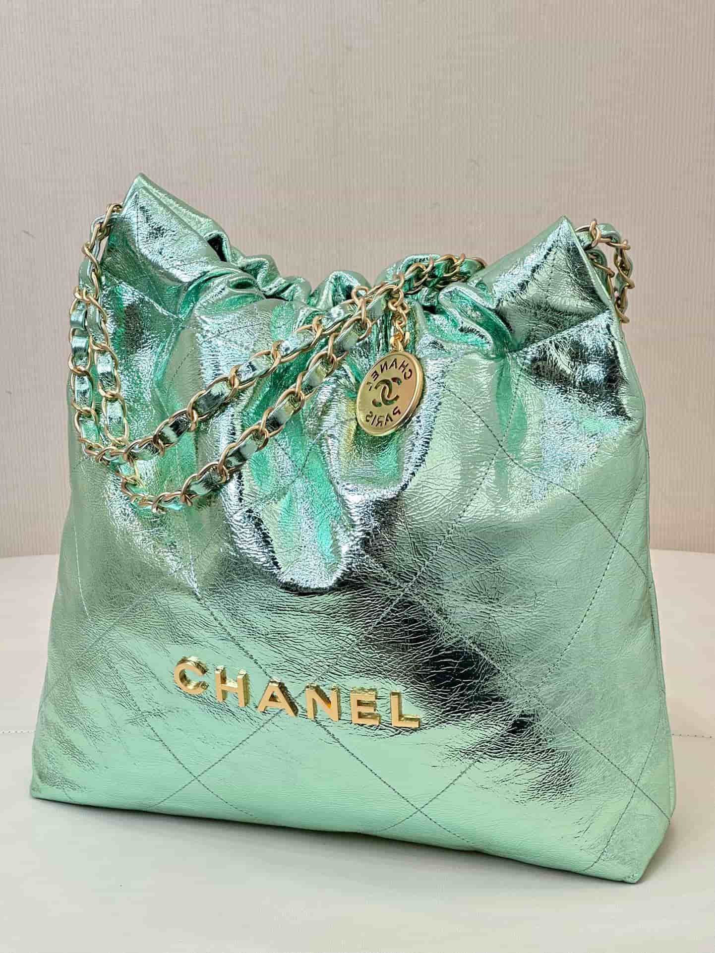 Chanel 22 Small handbag Metallic Calfskin & gold-tone metal AS3260 Green TOP