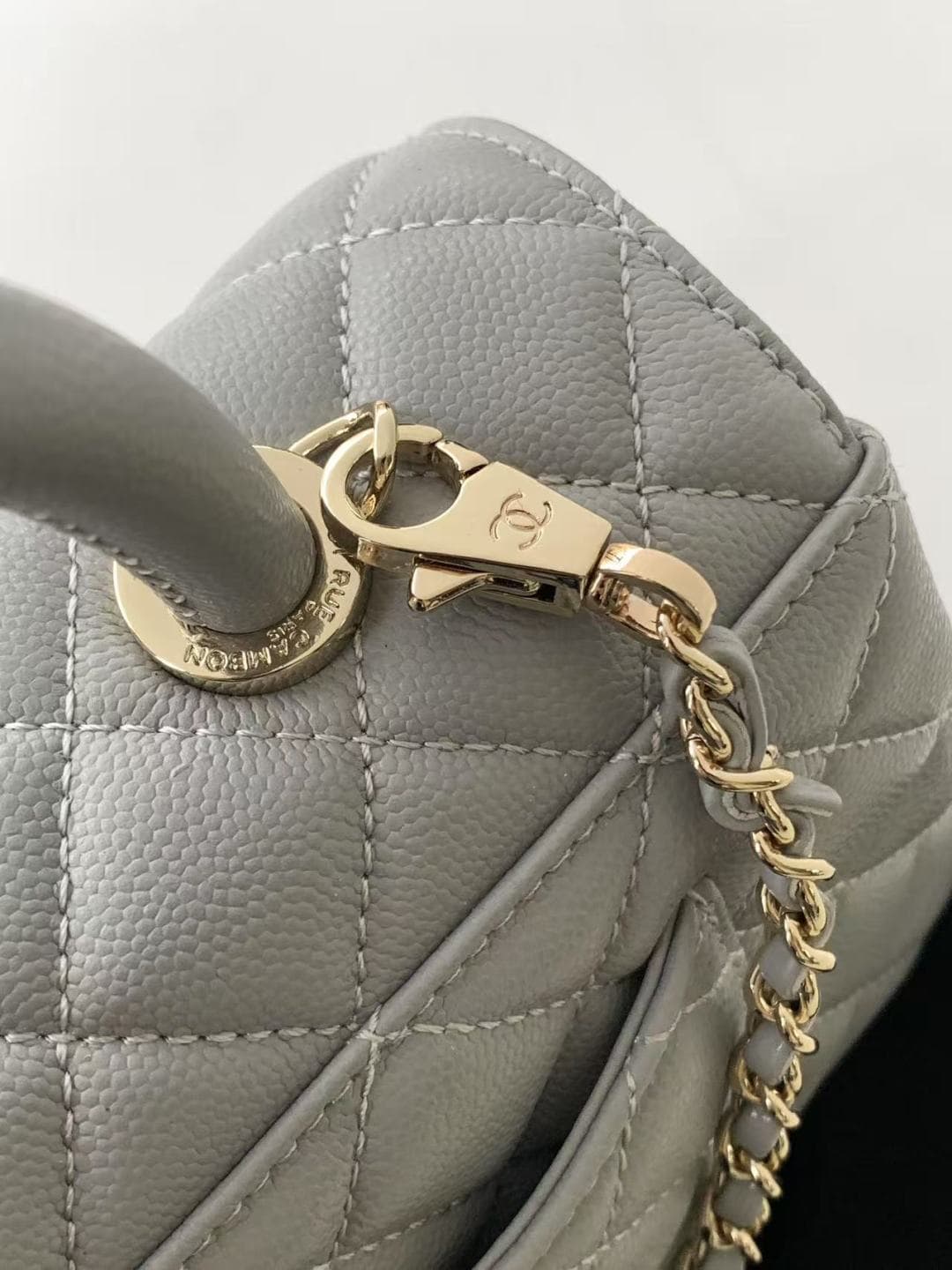 FLAP BAG WITH TOP HANDLE Grained Calfskin & Gold-Tone Metal A92990 Light-Grey Binding A