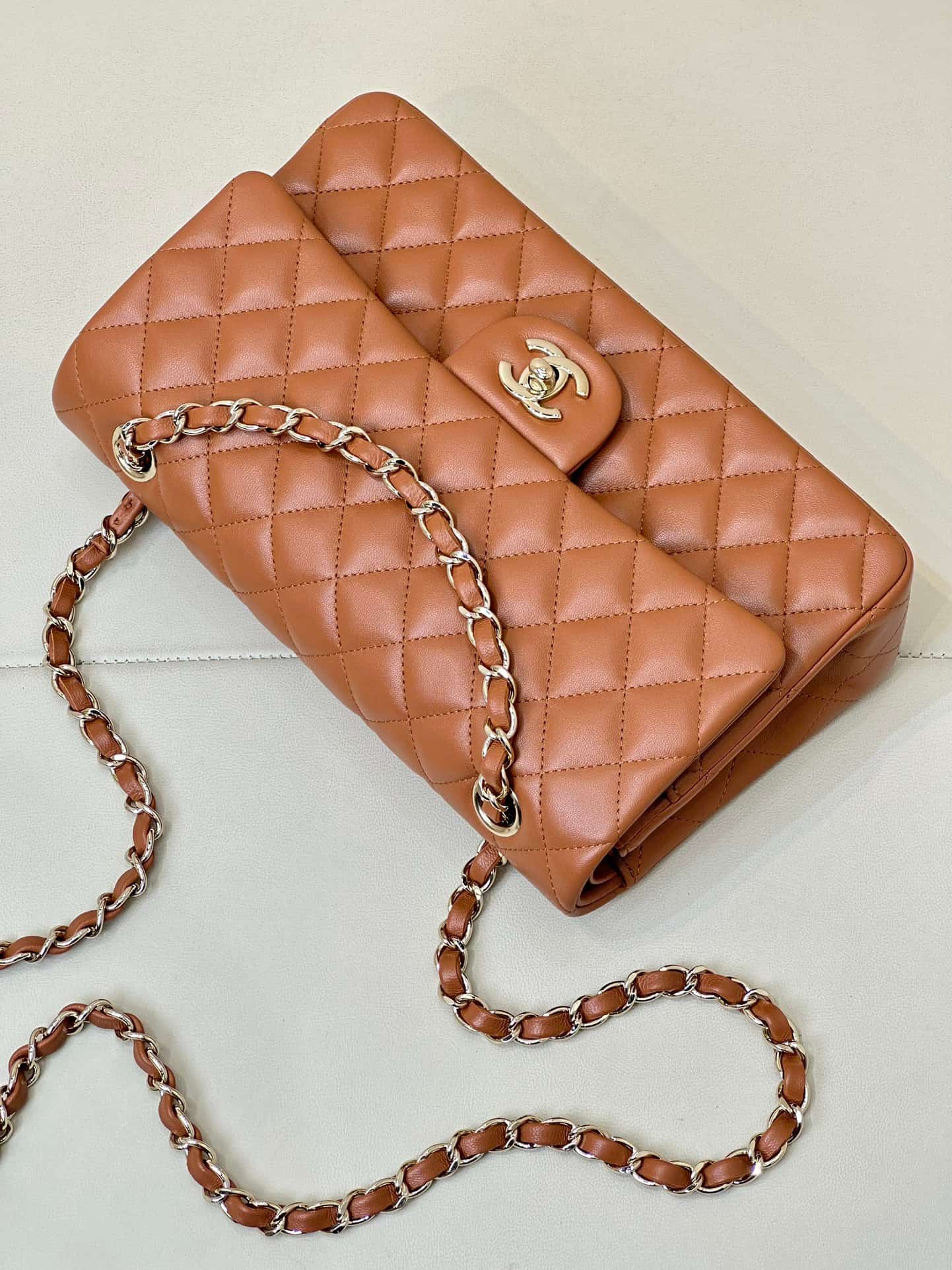 Chanel Medium CLASSIC HANDBAG Lambskin Gold-Tone Metal caramel TOP