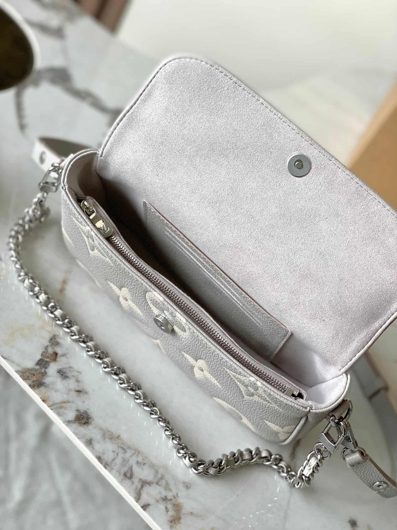 Louis Vuitton Wallet On Chain Ivy Embossed grained cowhide leather M14225 Brume Gray / White Quartz TOP
