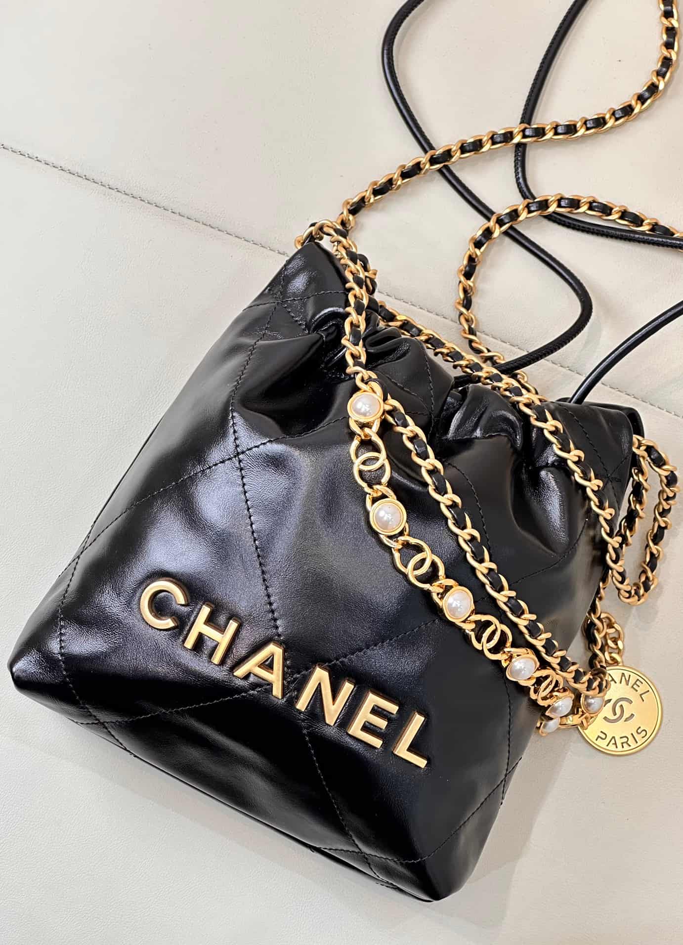 Chanel 22 MINI HANDBAG Shiny Calfskin Black & Gold-Tone Metal AS3980 TOP