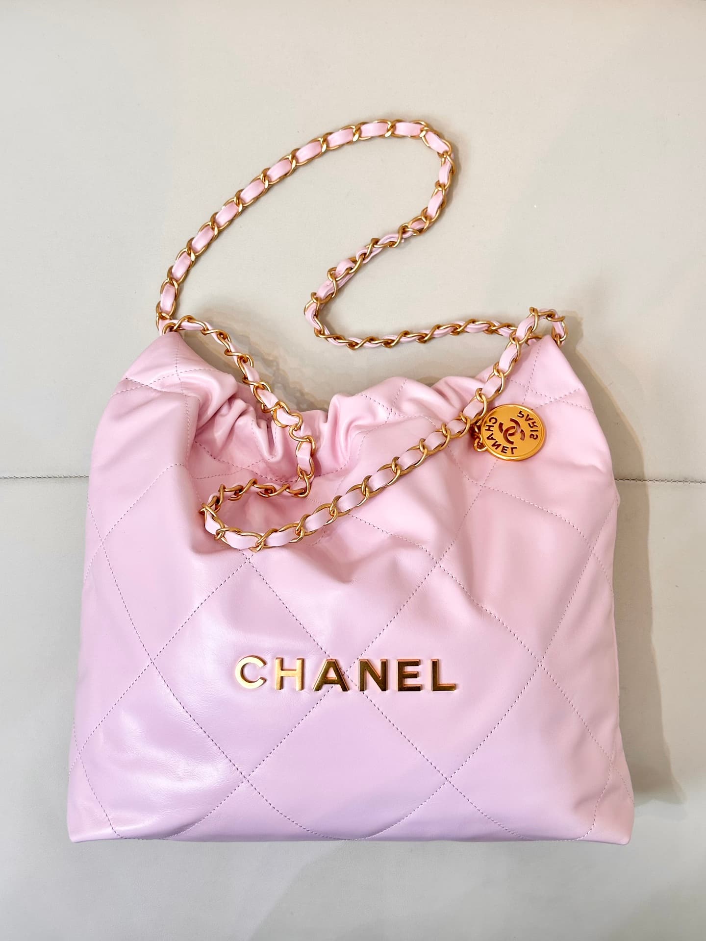 Chanel 22 Small handbag Shiny  calfskin & gold-tone metal AS3260 Pink TOP