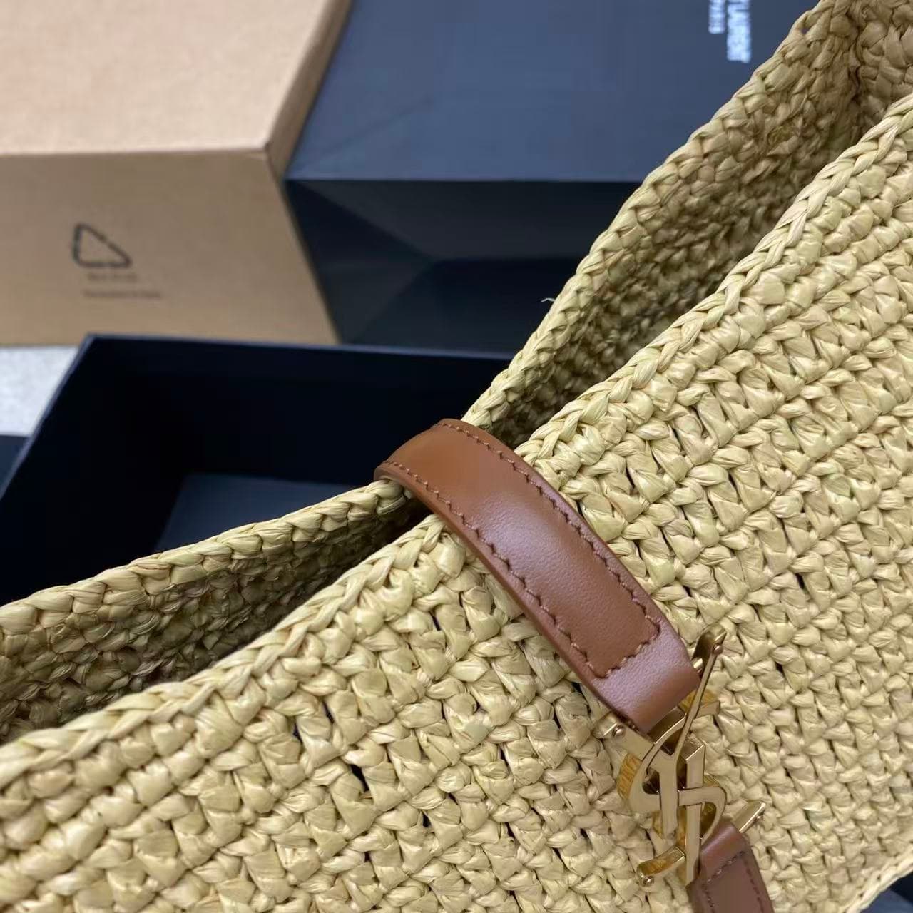 Saint Laurent Le 5 à 7 shoulder bag in natural raffia