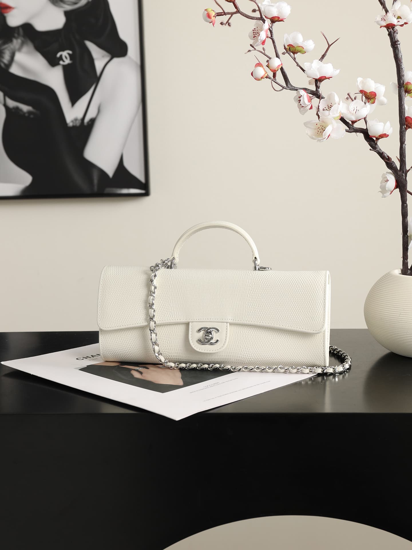Chanel Clutch with chain Lizard Embossed Calfskin & Silver-Tone Metal White AP5280 A