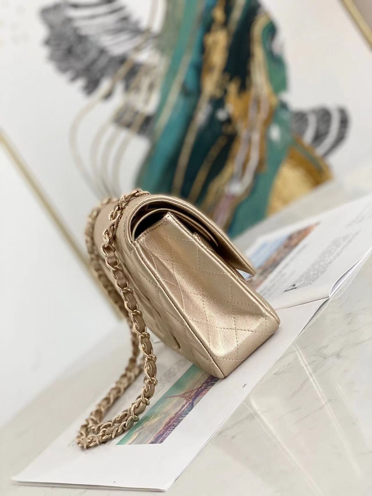 Medium CLASSIC HANDBAG Iridescent Lambskin & Gold-Tone Metal Champagne A