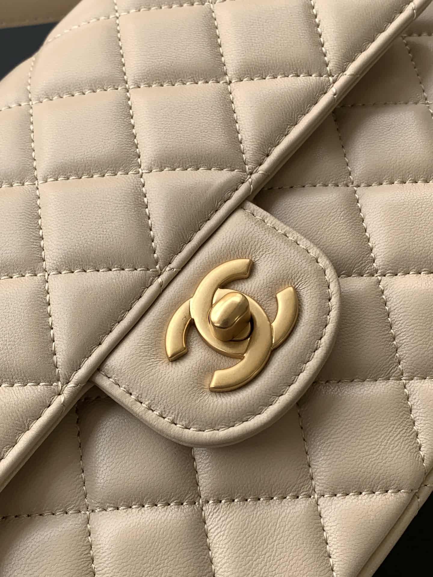 FLAP BAG WITH TOP HANDLE Lambskin Gold-Metal AS5356 Beige A