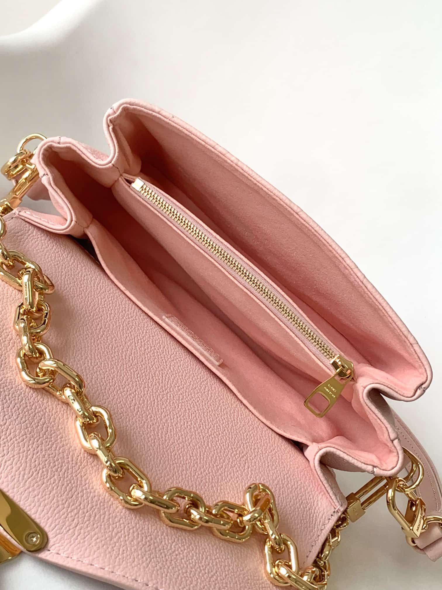 Louis Vuitton POCHETTE MÉTIS EAST WEST Pink Grained cowhide leather M47045 High
