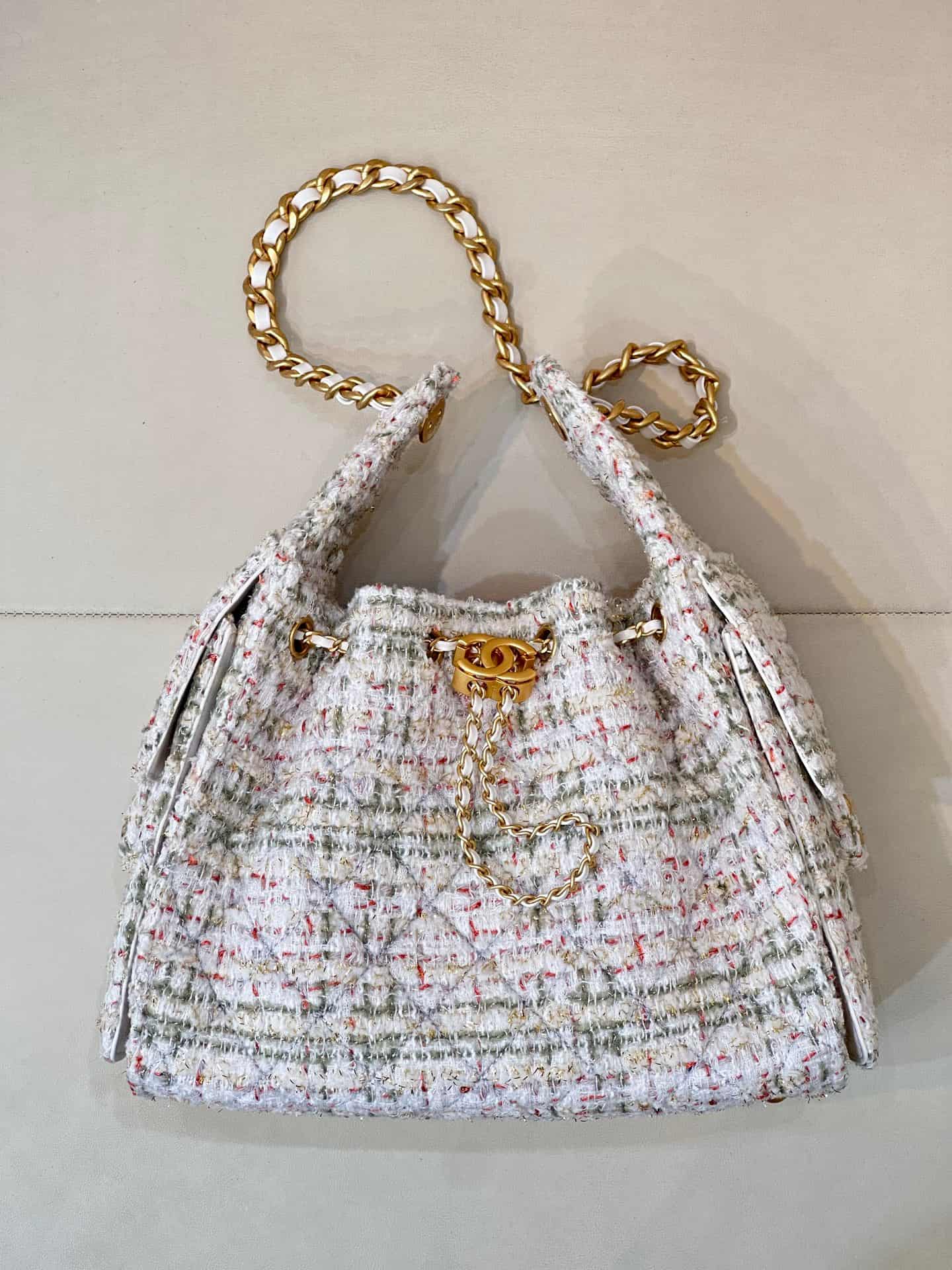Chanel 25 Small Hobo handbag AS5293 Wool Tweed & Gold-Tone Metal Ecru Khaki Gold & Red TOP