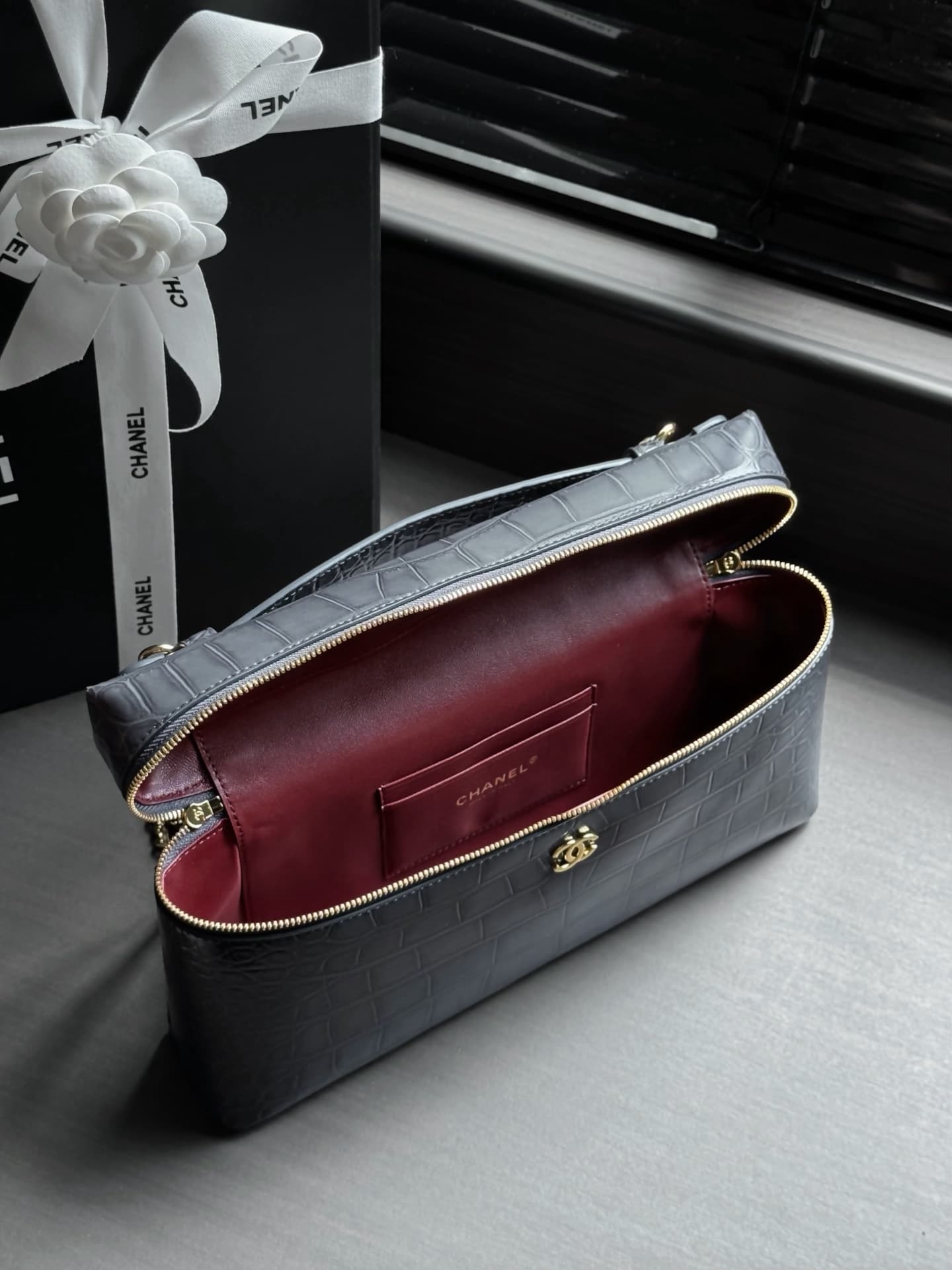Chanel Vanity with chain Crocodile-embossed Calfskin & Gold-Tone Metal Dark Grey AS6473 A