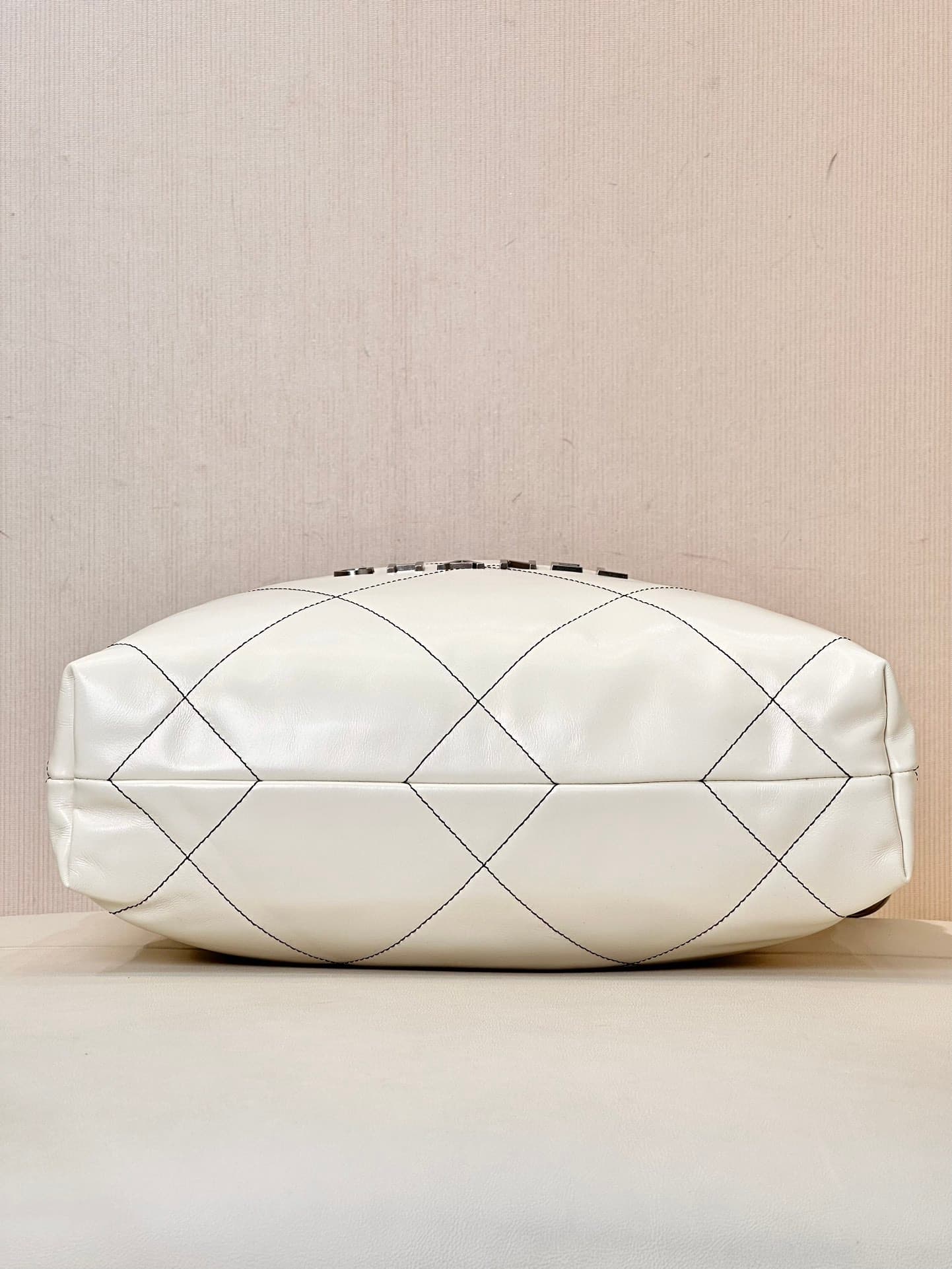 Chanel 22 Small handbag Shiny calfskin & silver-tone metal AS3260 White TOP