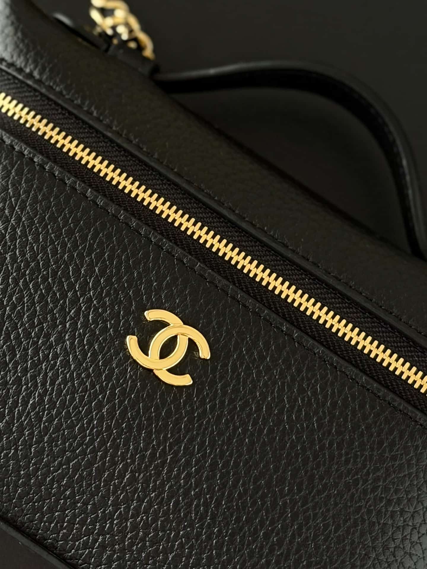 Chanel Small Vanity with chain Grained Calfskin & Gold-Tone Metal Black AS5346 A