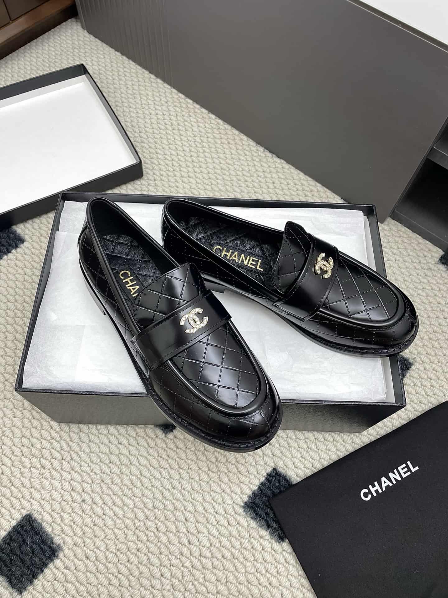 Chanel Interlocking CC Logo Leather Loafers shoes Women