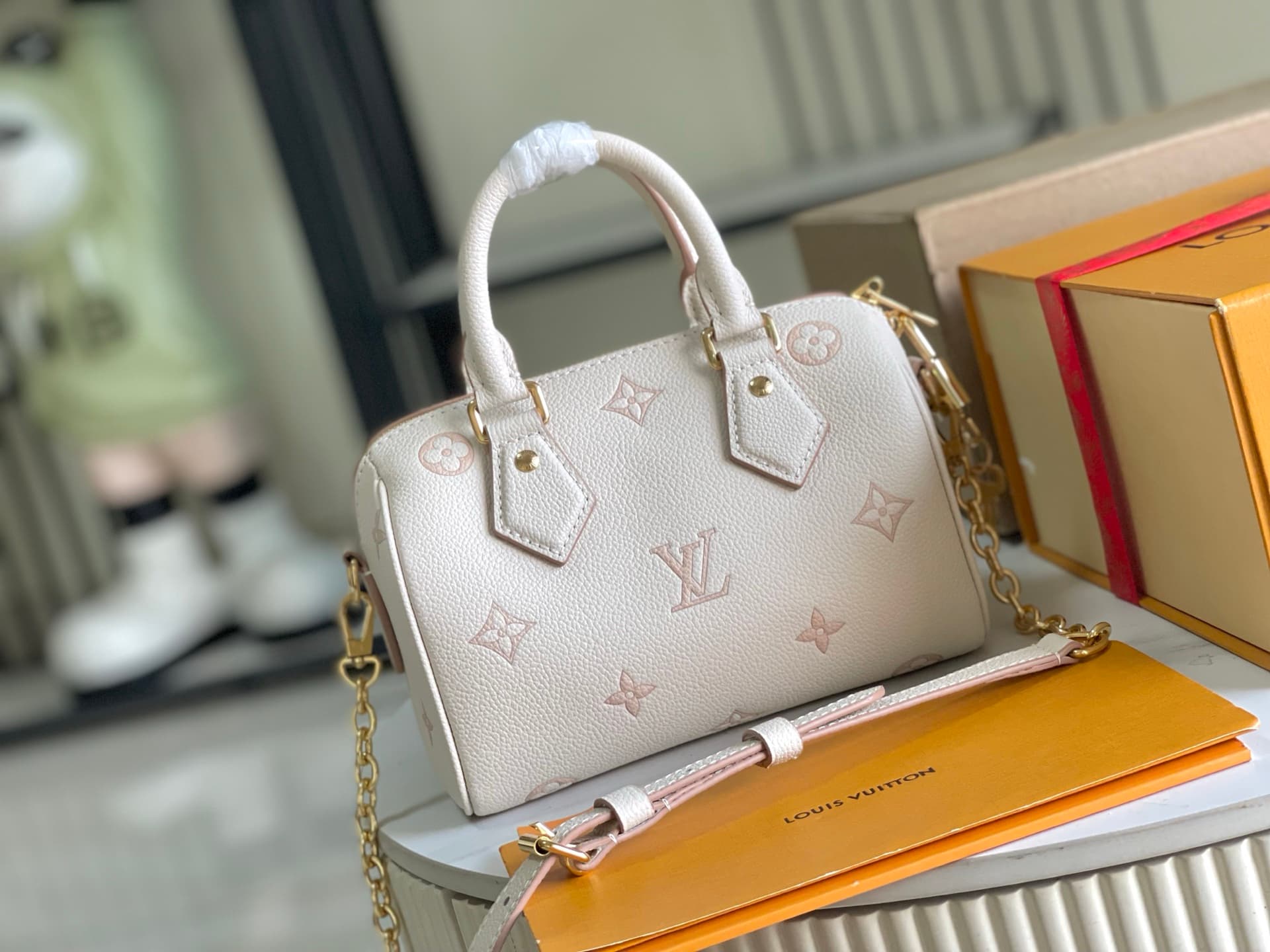 Louis Vuitton Speedy Bandoulière 20 Bag Debossed grained cowhide leather M14291 Eden TOP