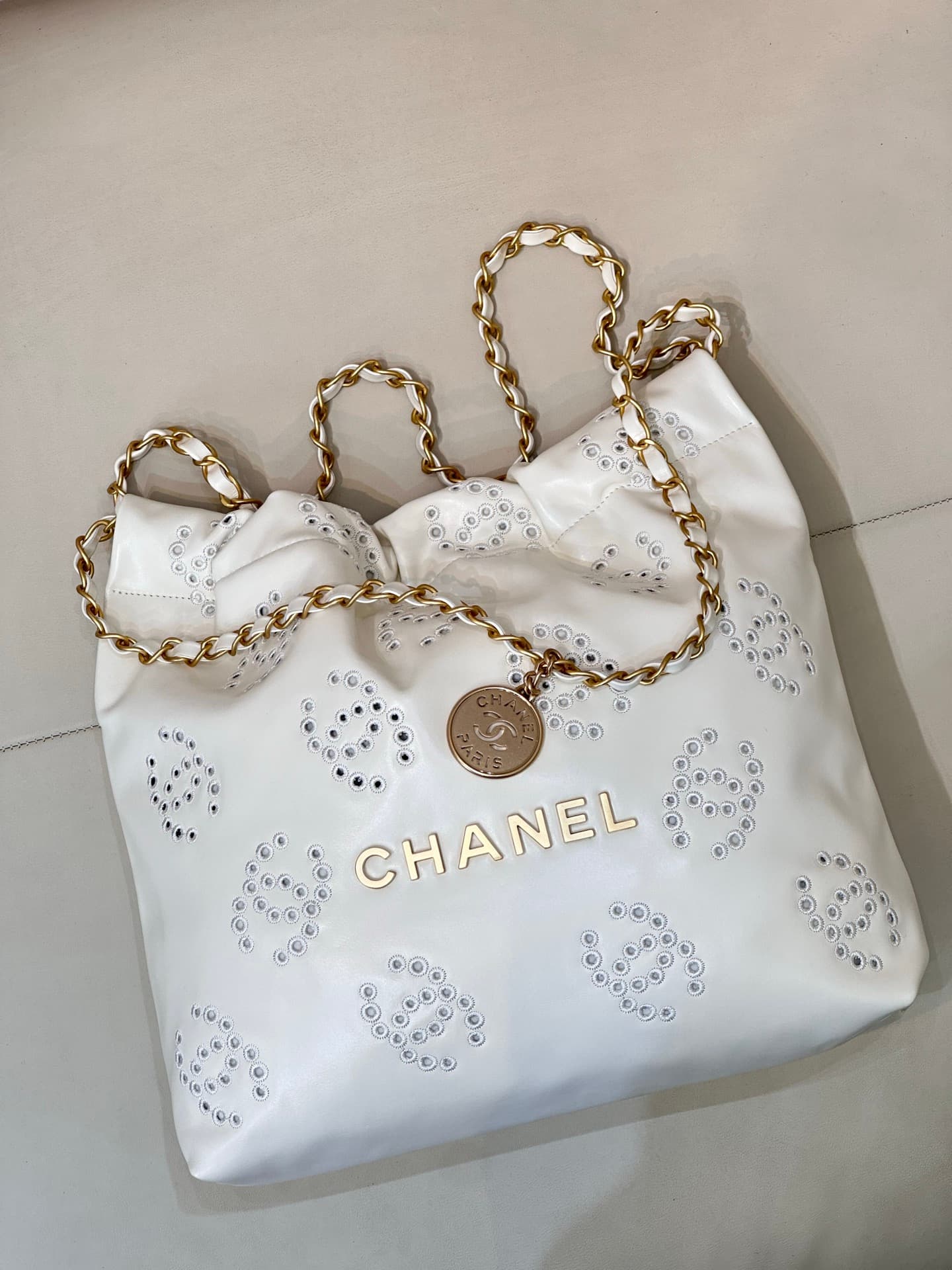 Chanel 22 Small handbag Shiny calfskin & gold-tone metal AS3260 white TOP