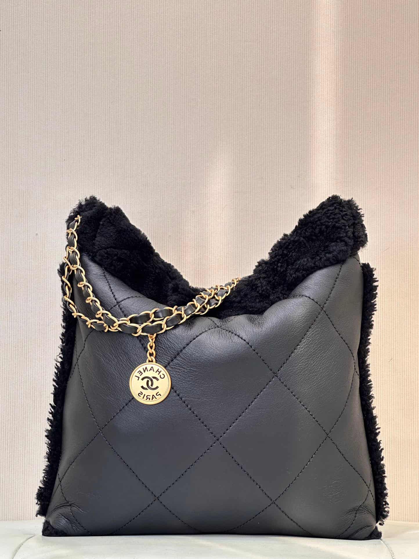 Chanel 22 Small handbag Shiny Calfskin Shearling & Gold-tone metal AS3260 Black TOP