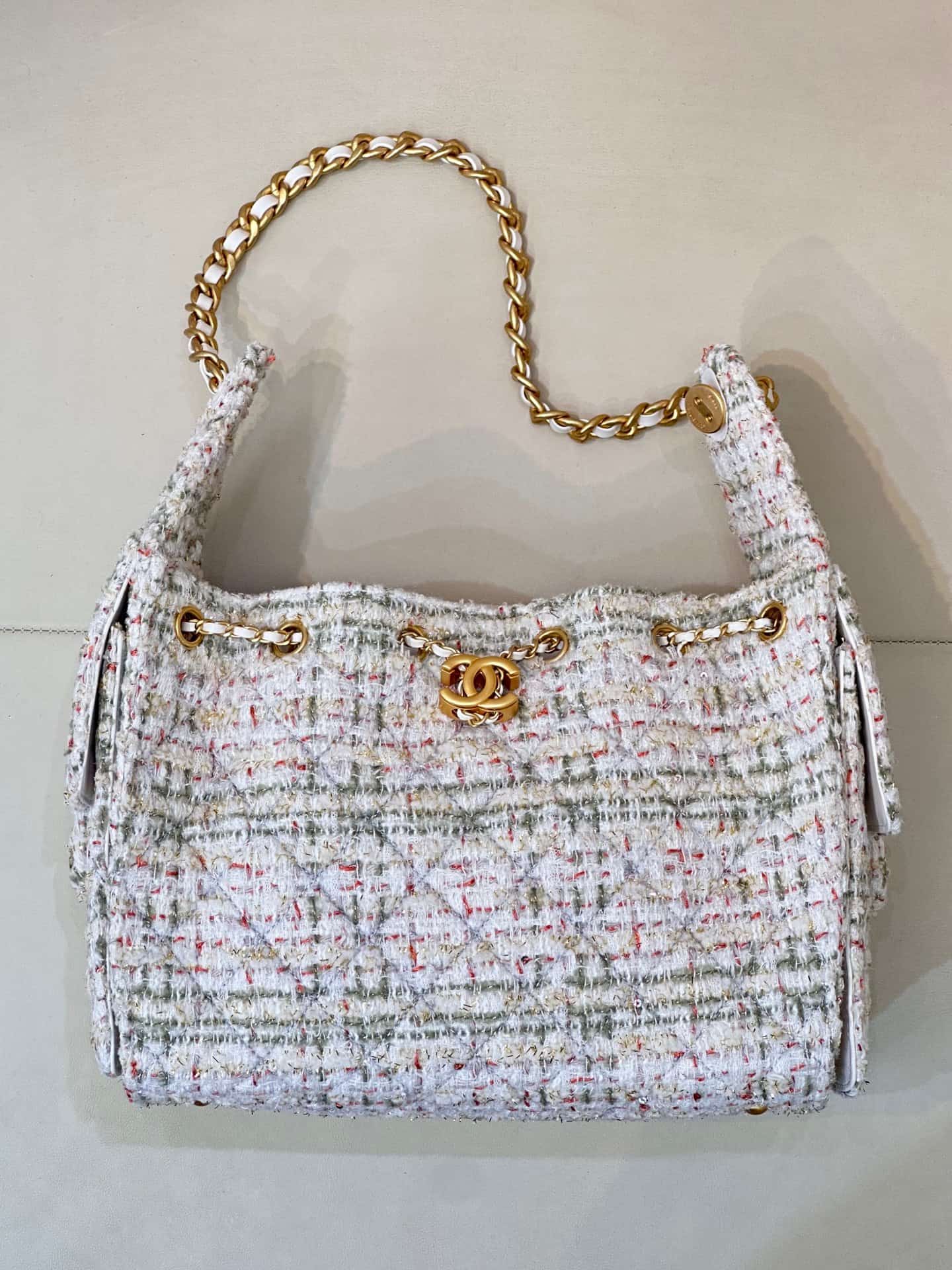 Chanel 25 Small Hobo handbag AS5293 Wool Tweed & Gold-Tone Metal Ecru Khaki Gold & Red TOP