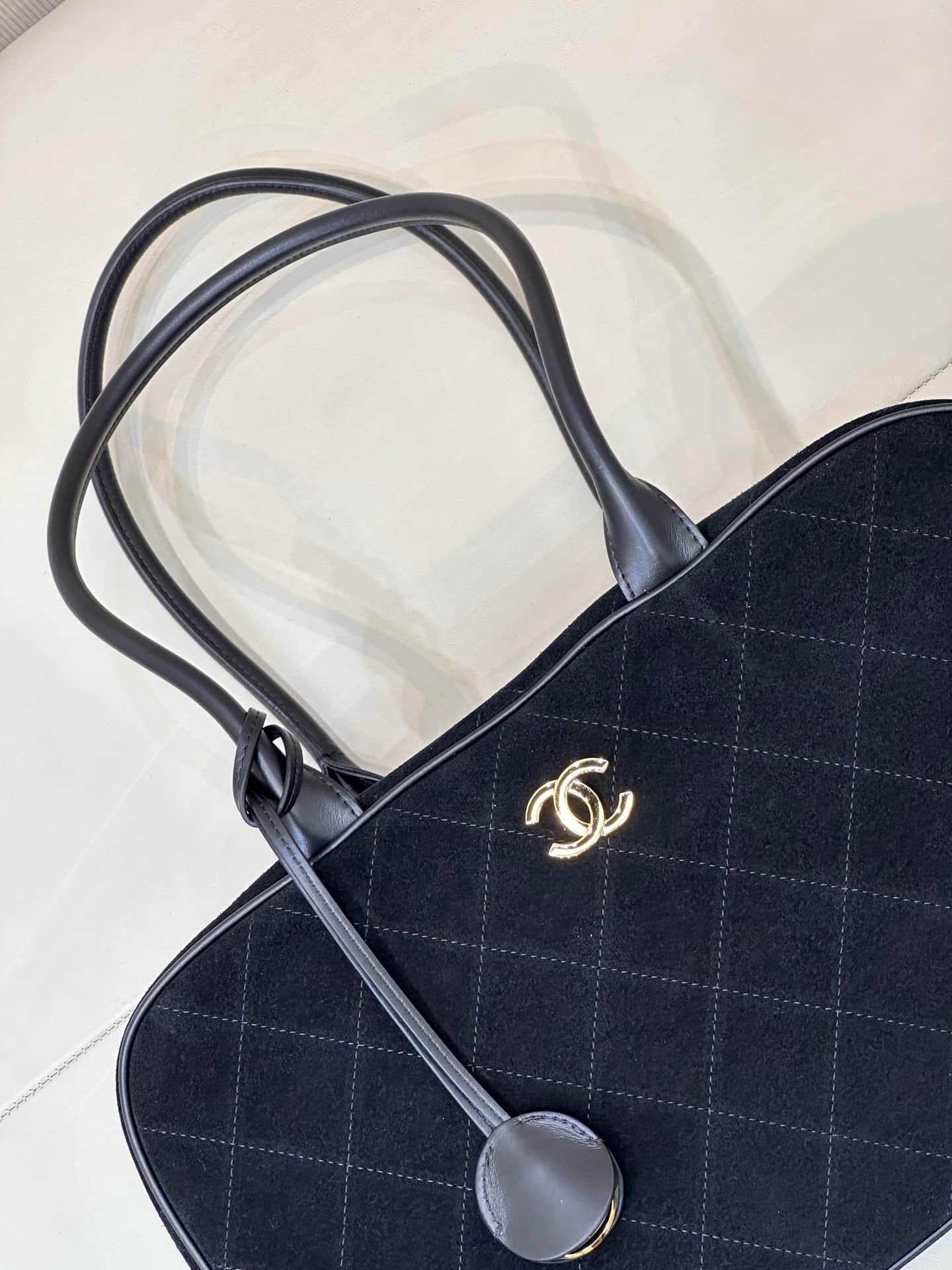 Chanel Maxi bowling bag Suede calfskin & Gold-Tone Metal Black AS6211 TOP
