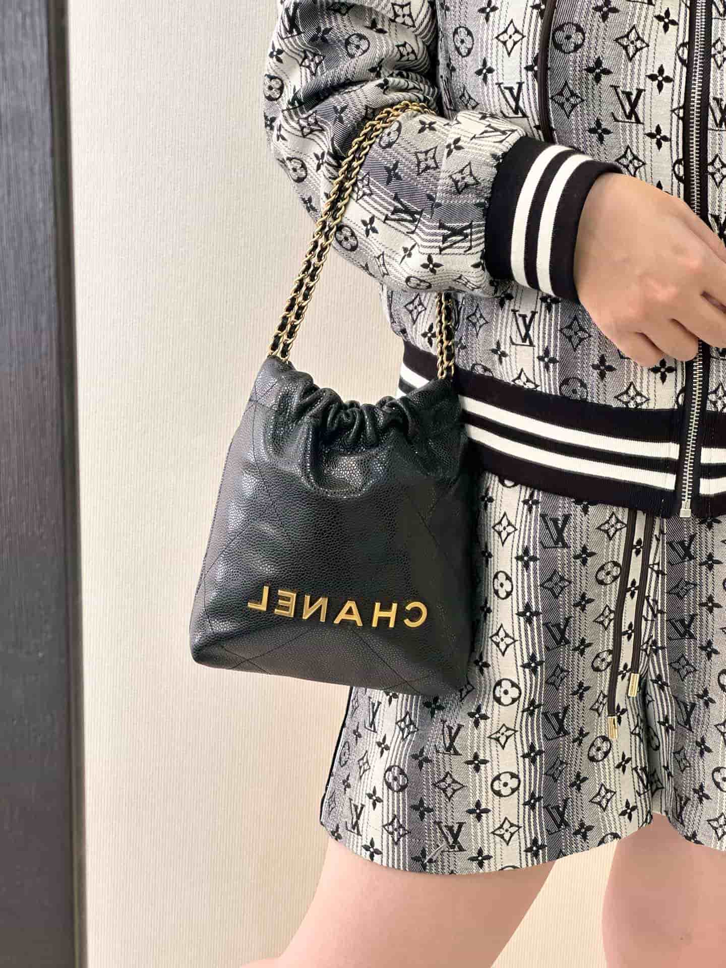Chanel 22 MINI HANDBAG Grained Calfskin Black & Gold-Tone Metal AS3980 TOP