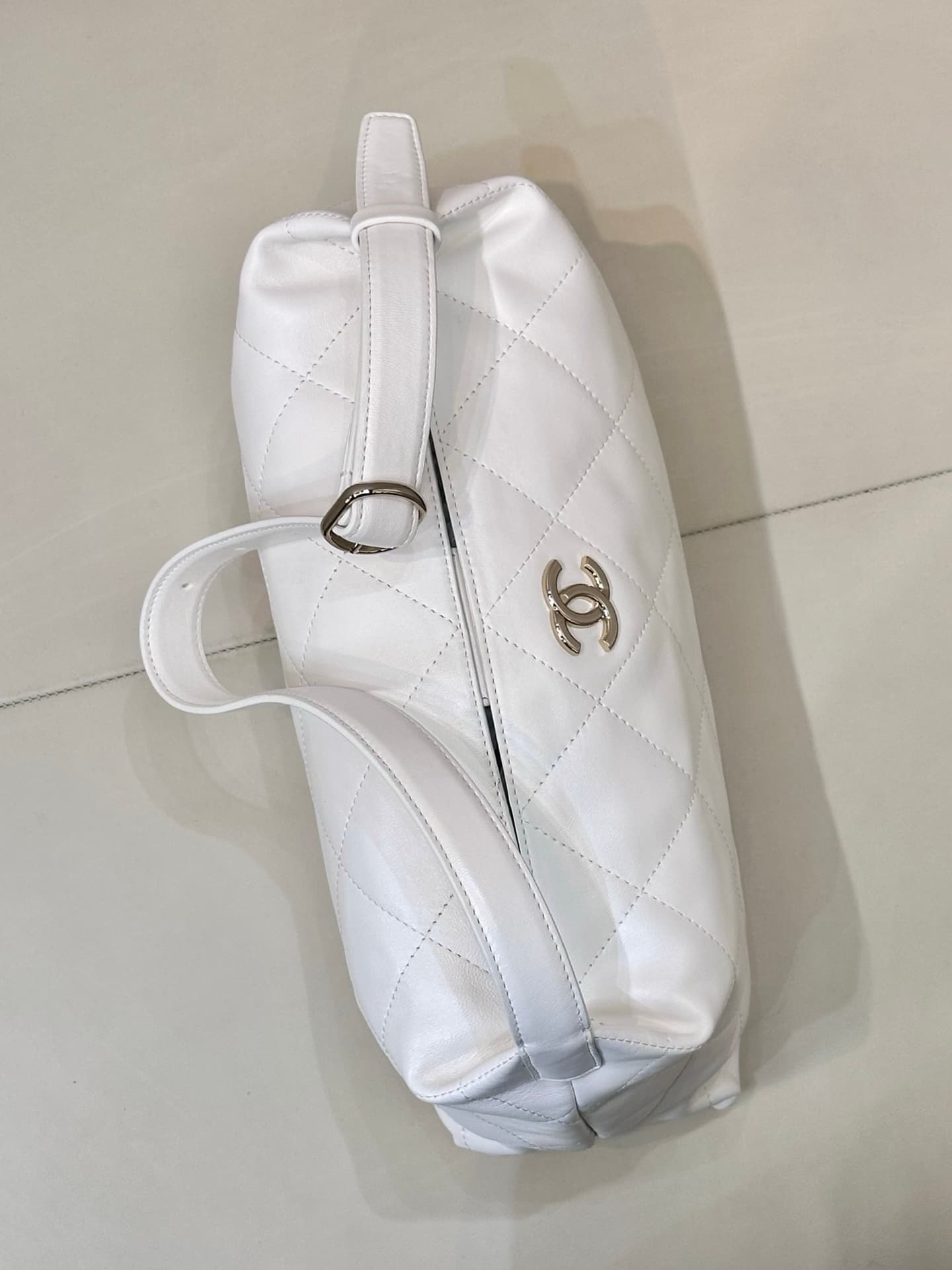 Chanel Maxi Hobo Bag Shiny Lambskin & Gold-Tone Metal AS6139 White TOP