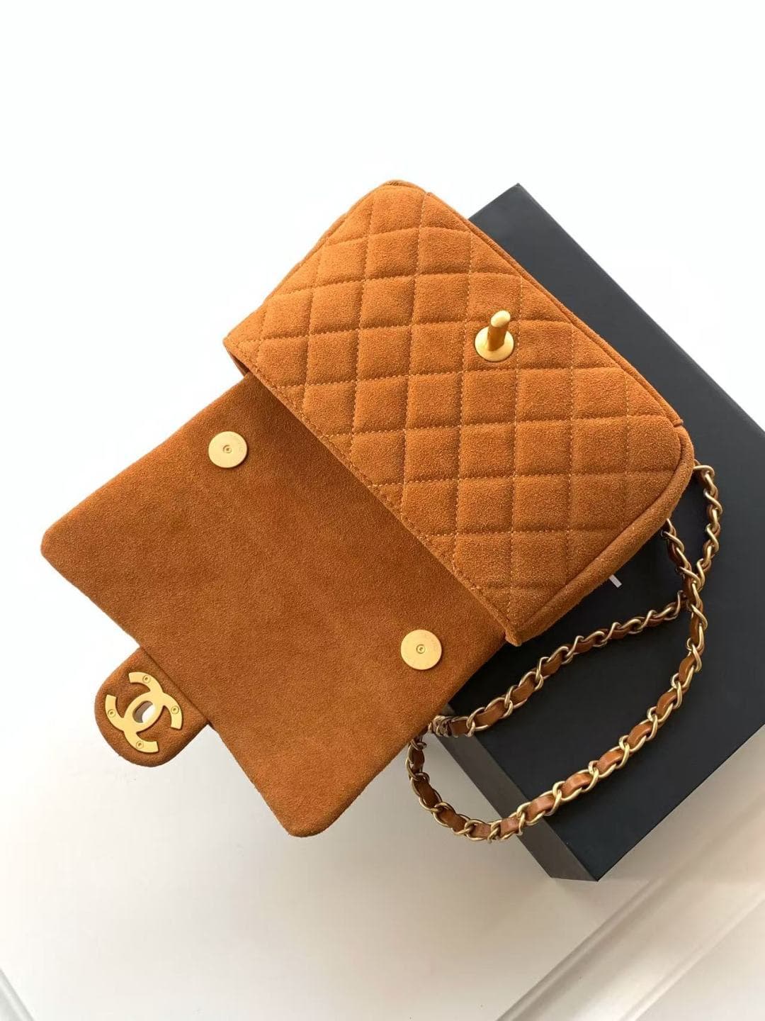 Chanel Classic Flap bag in Tan Suede & Gold-Tone Metal AS5989 A