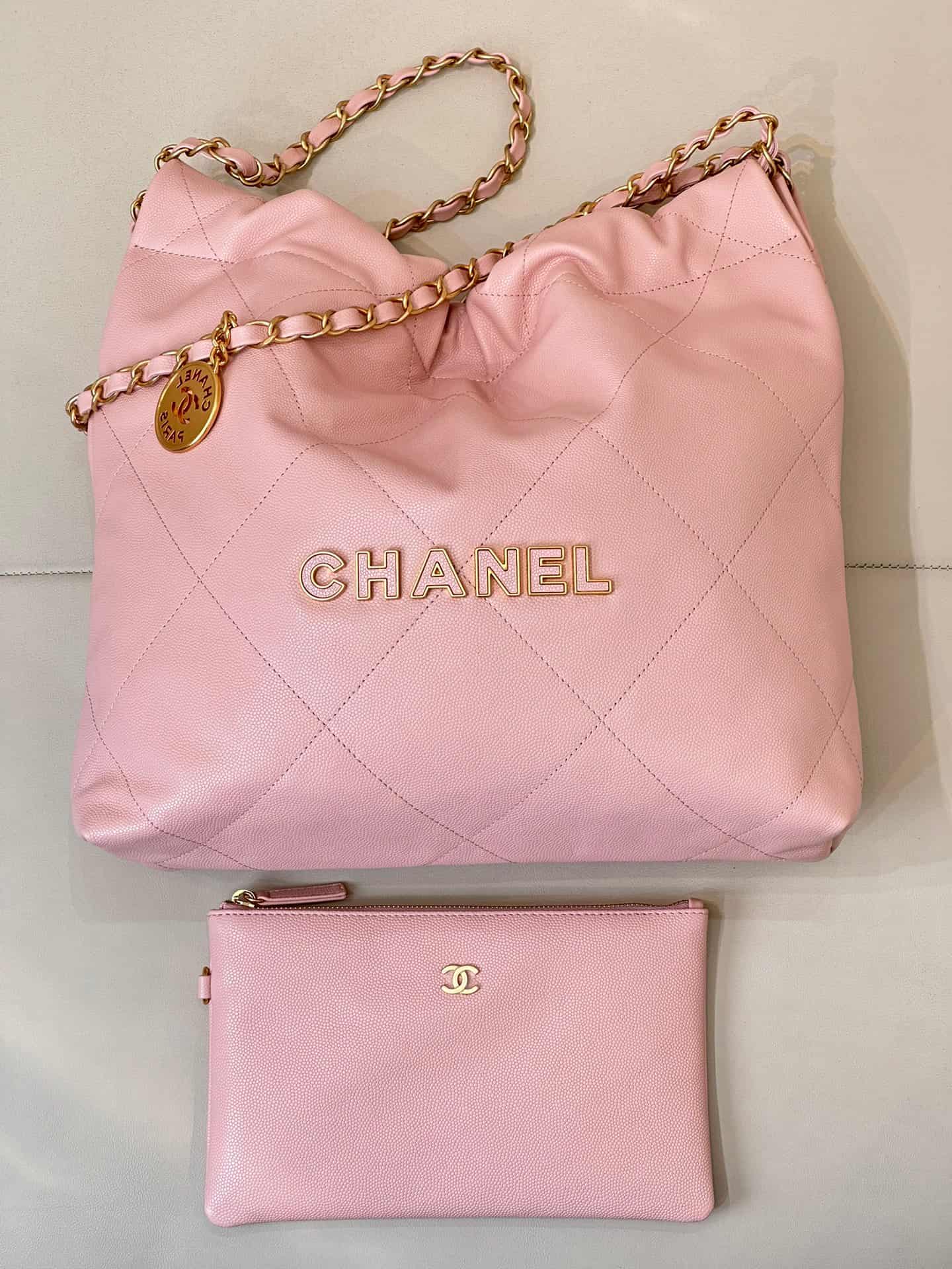 Chanel 22 Small handbag Shiny calfskin & gold-tone metal AS3260 Pink TOP