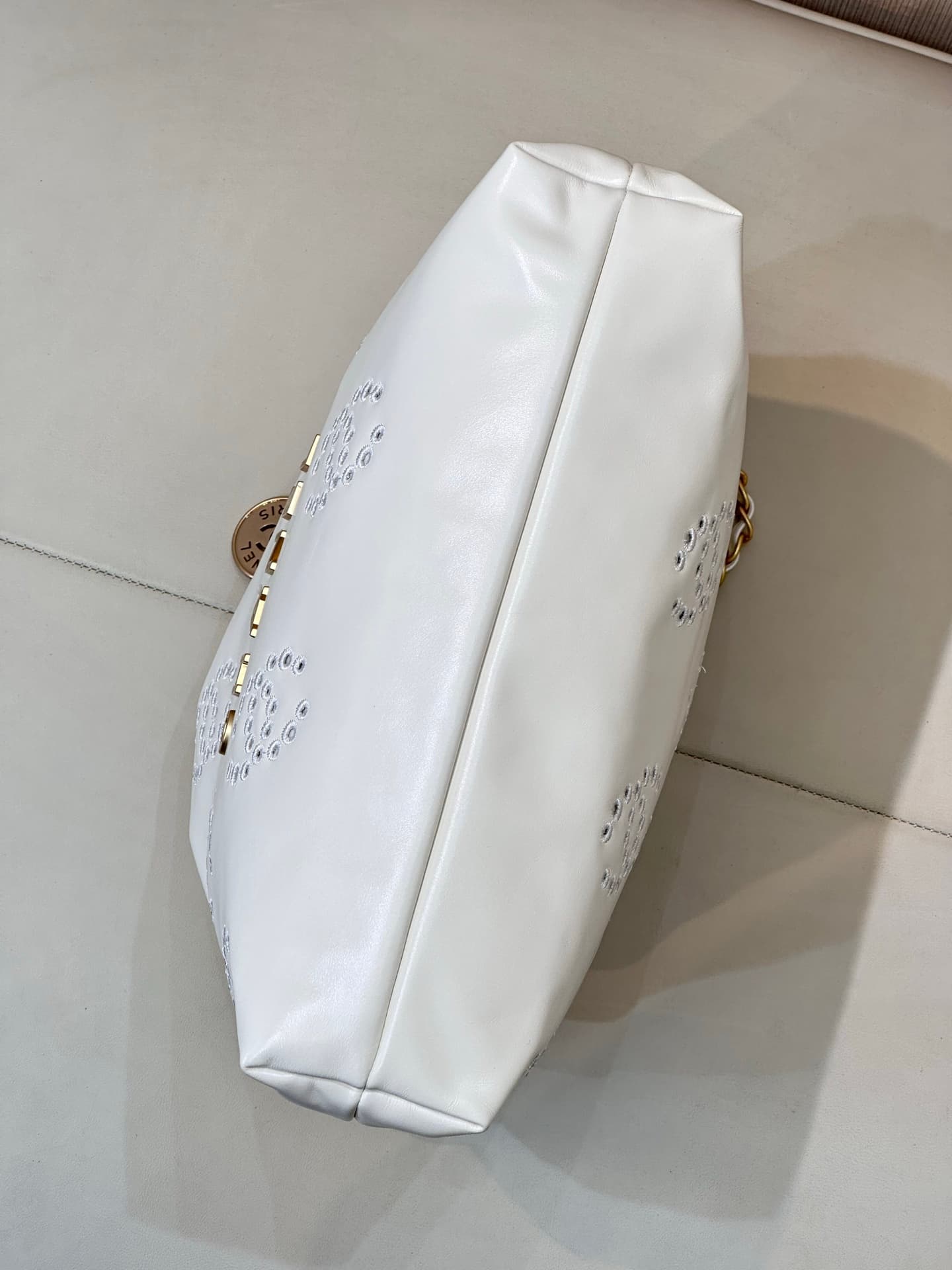 Chanel 22 Small handbag Shiny calfskin & gold-tone metal AS3260 white TOP