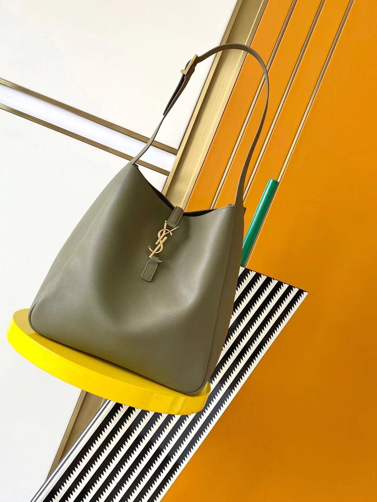 LE 5 À 7 SUPPLE LARGE HOBO BAG LEATHER High
