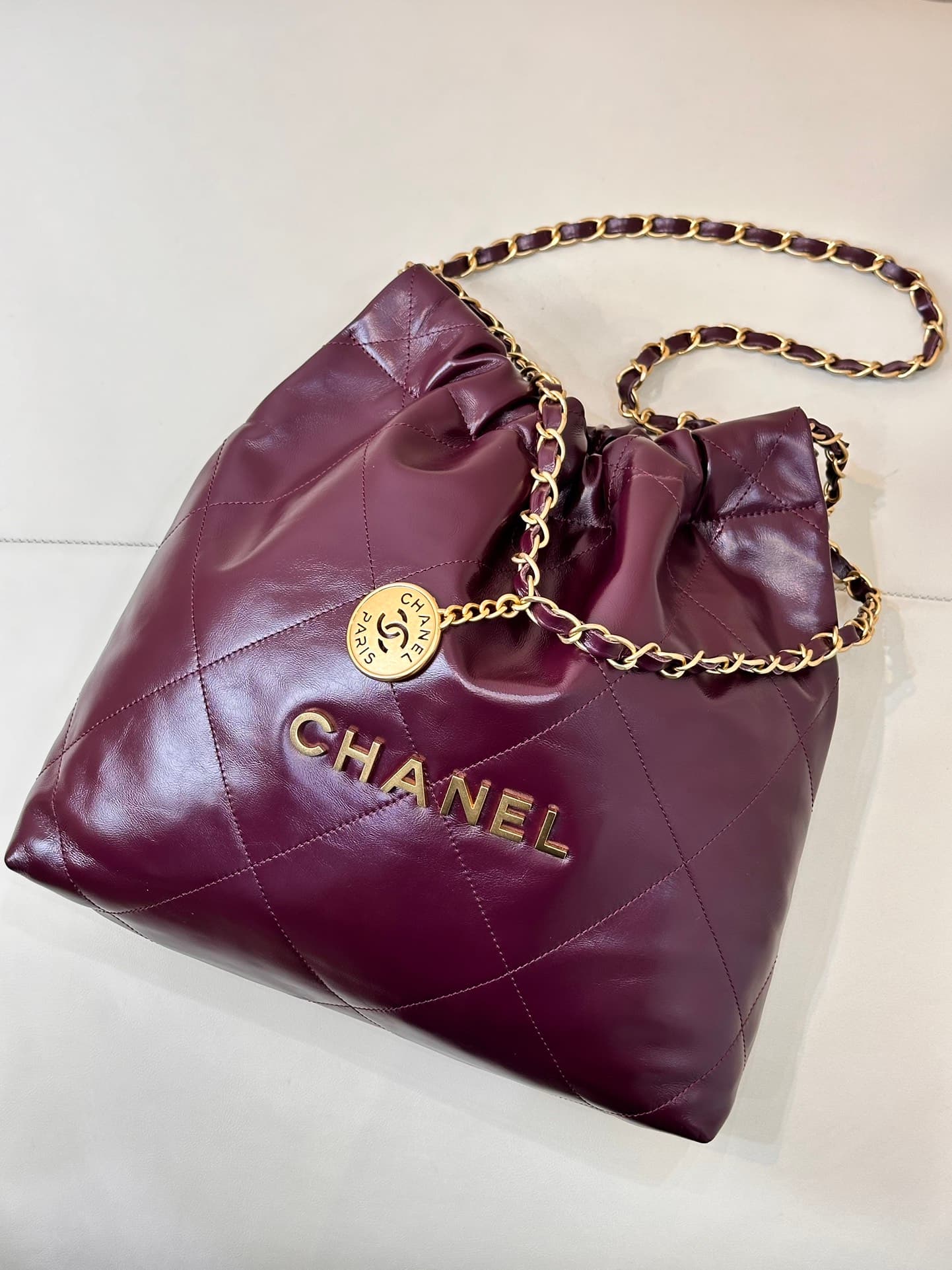 Chanel 22 Small handbag Shiny calfskin & gold-tone metal AS3260 Burgundy TOP