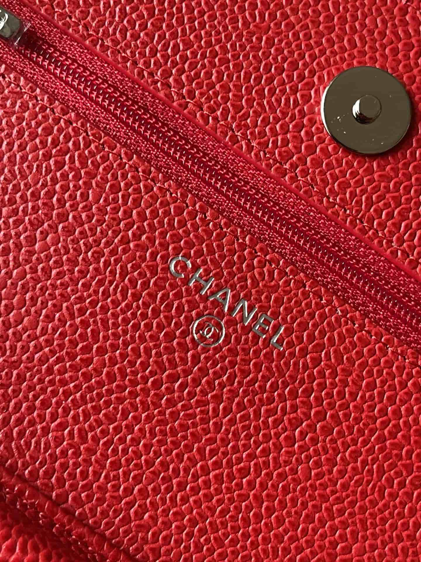 Classic Wallet on Chain AP0250 Grained Calfskin Red Silver Metal A