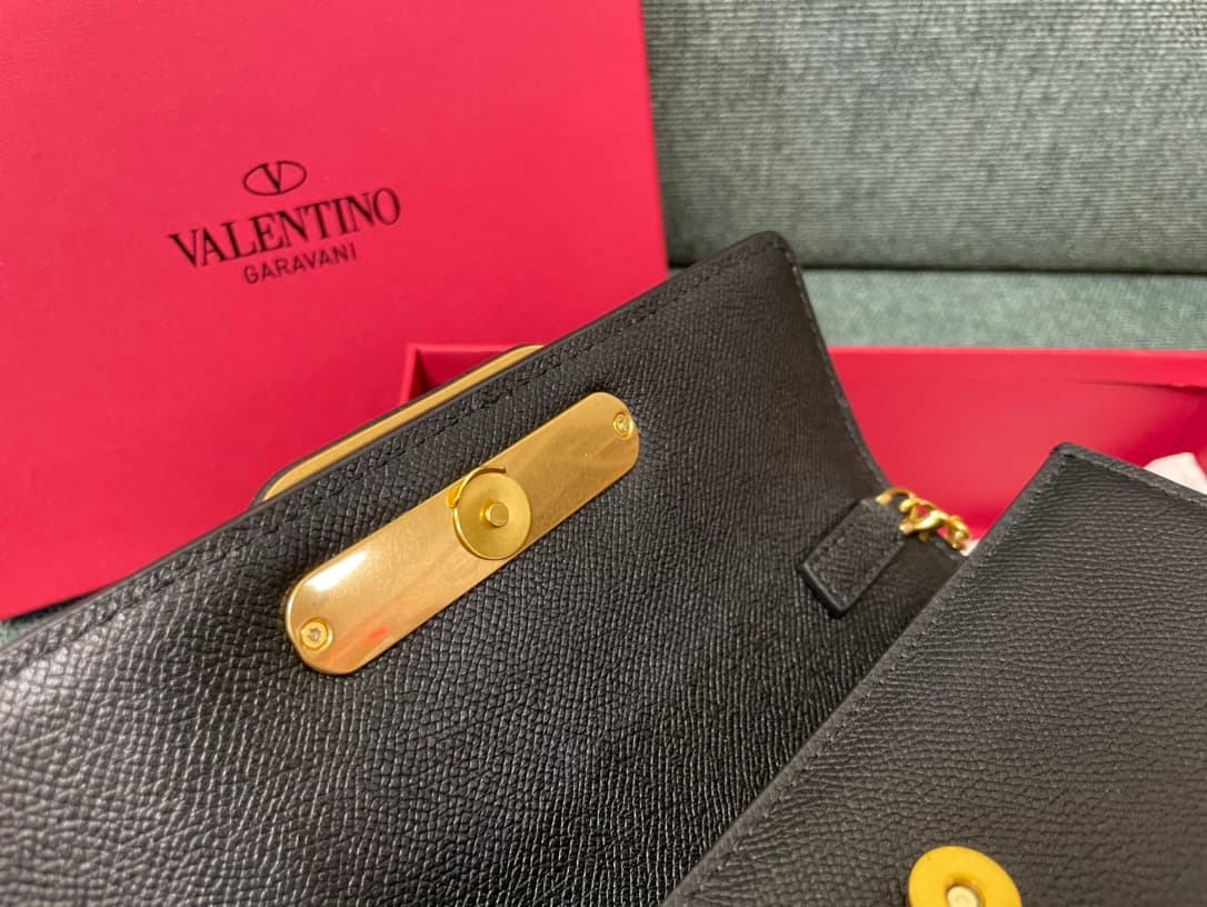 Valentino Garavani VLogo signature wallet on chain bag Grainy Calfskin Black High