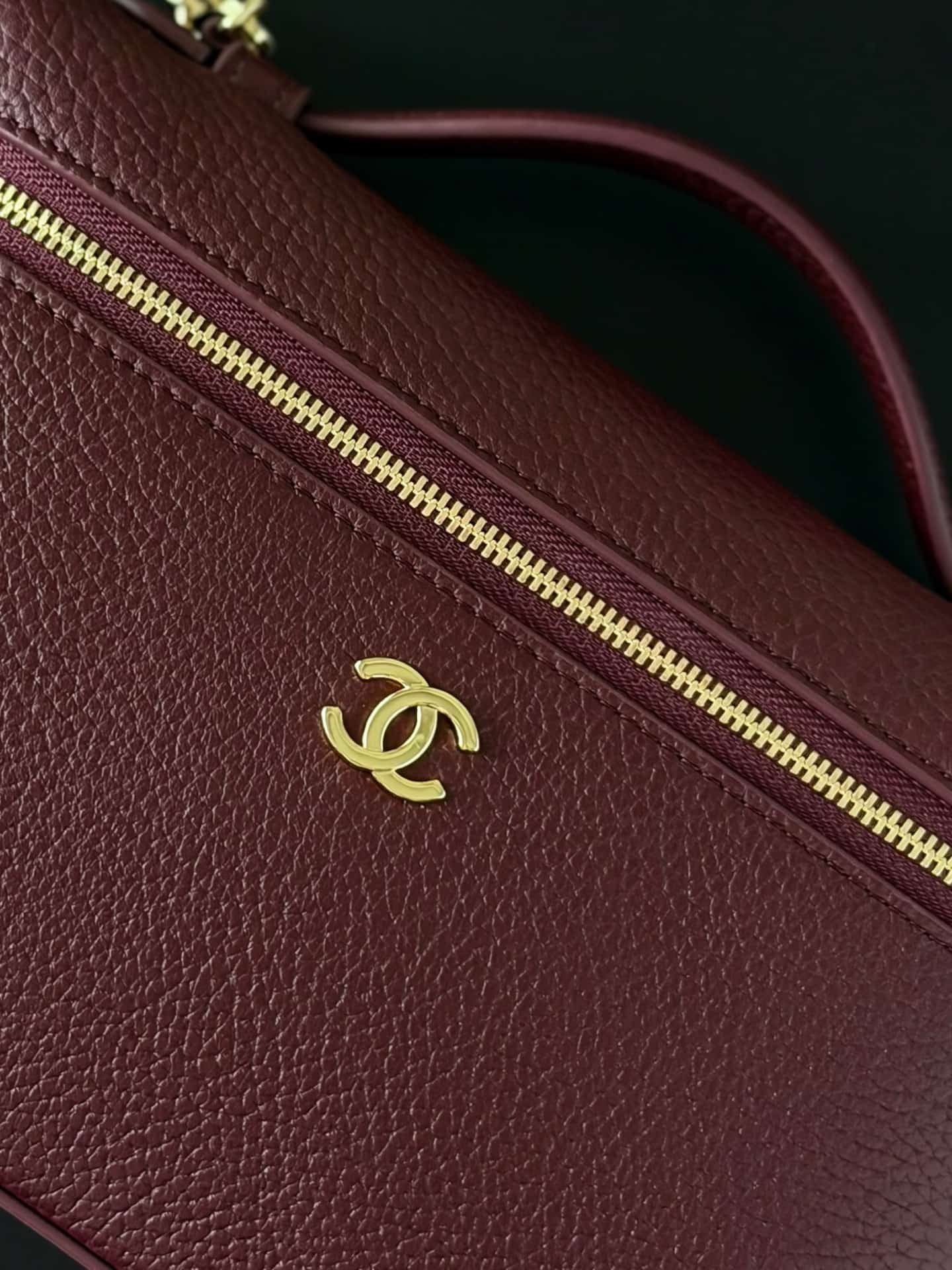 Chanel Large Vanity with chain Grained Calfskin & Gold-Tone Metal Burgundy AS5347 A