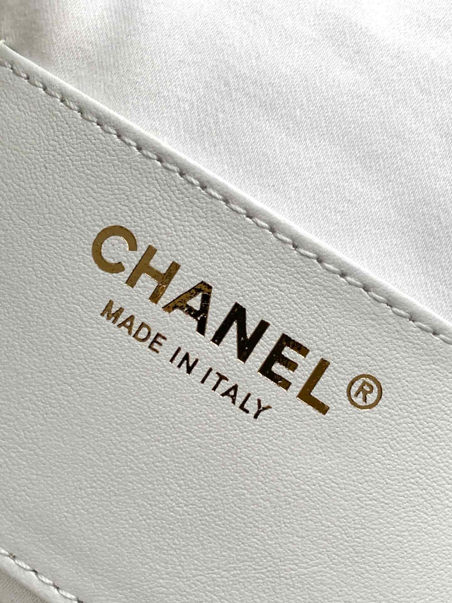 Chanel 25 Small Hobo handbag AS5293 Braided Raffia-Effect Canvas Calfskin & Gold-Tone Metal White & Black A