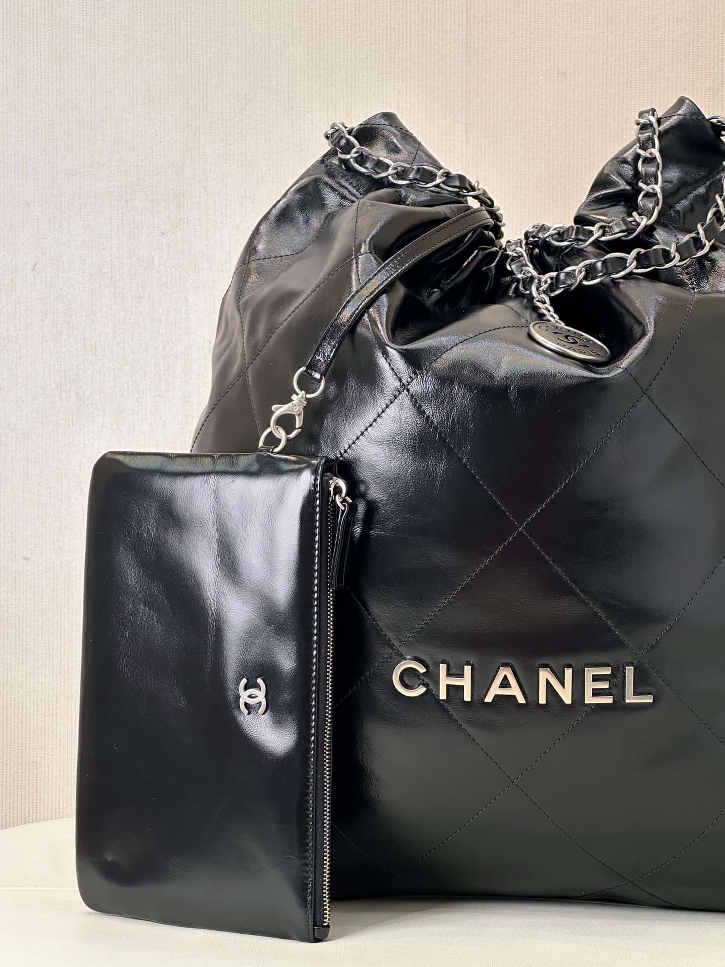Chanel 22 LARGE HANDBAG Shiny Calfskin & Silver-Tone Metal AS3262 Black TOP