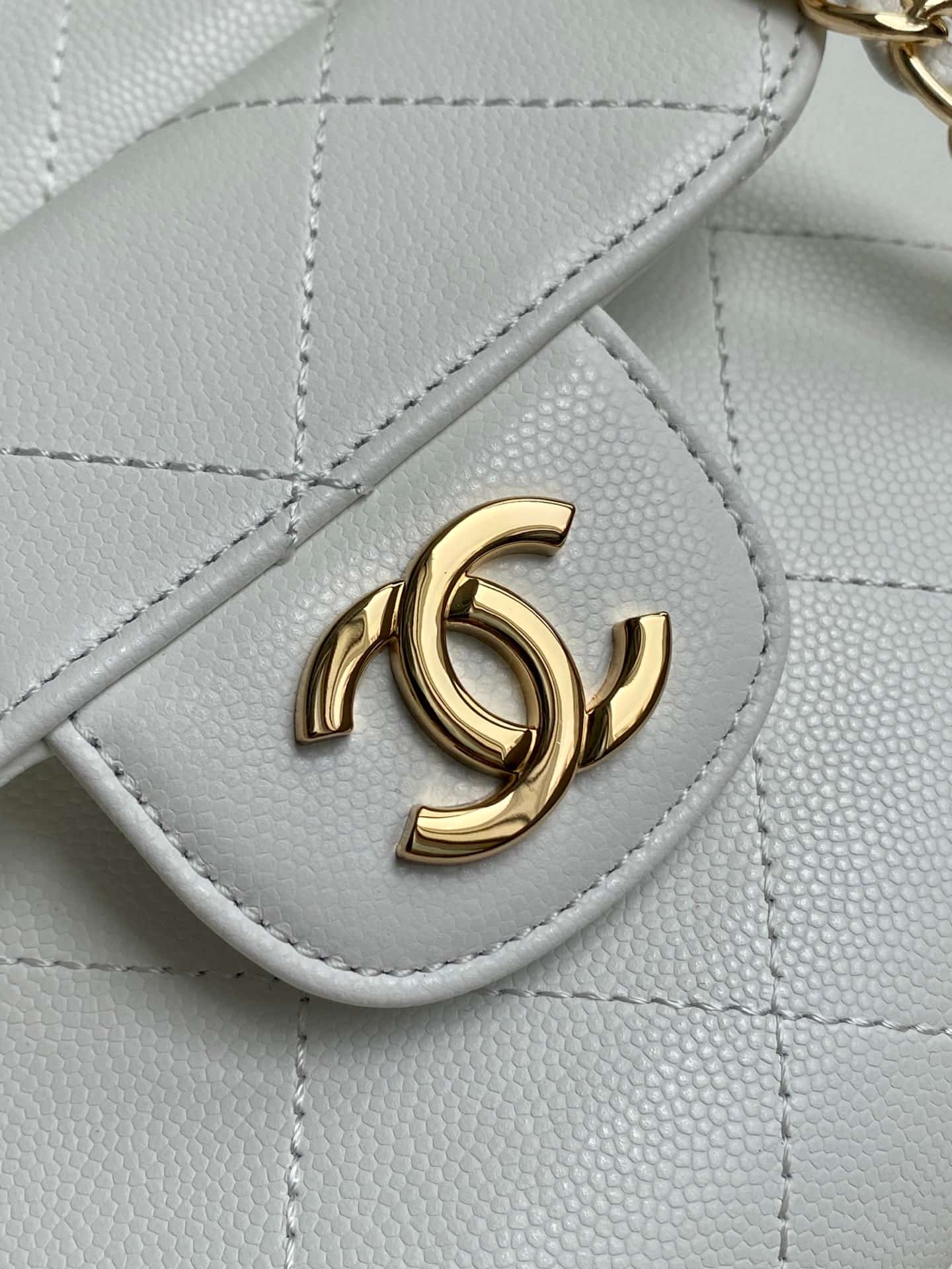 Chanel Tote Bag Grained Calfskin&Gold-Tone Metal White AS6025 High