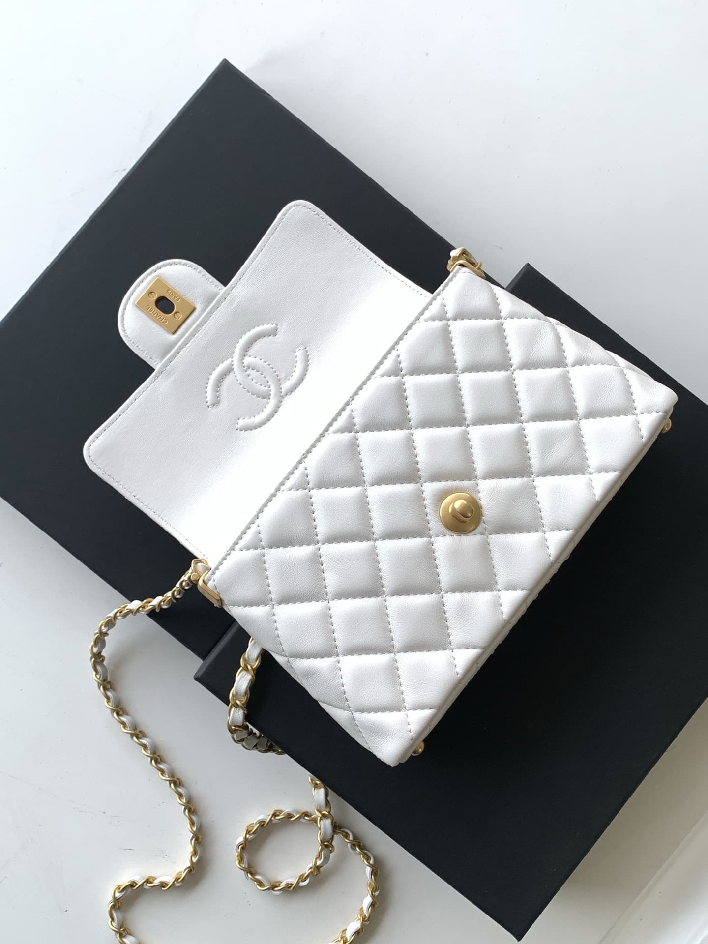 SMALL FLAP BAG WITH TOP HANDLE Lambskin Gold-Metal AS5355 White A