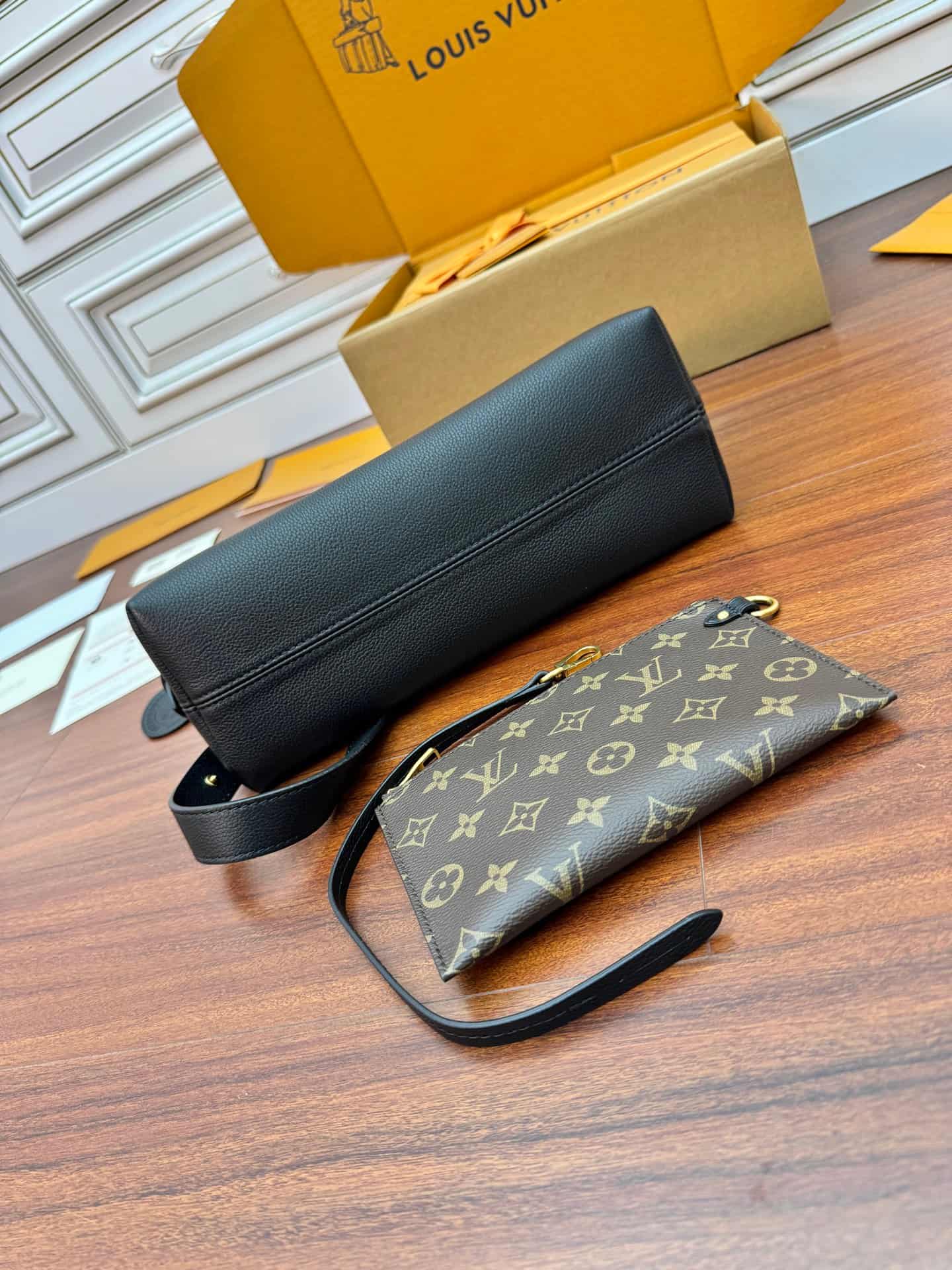 Louis Vuitton Low Key Messenger Black Calf leather M13148 TOP