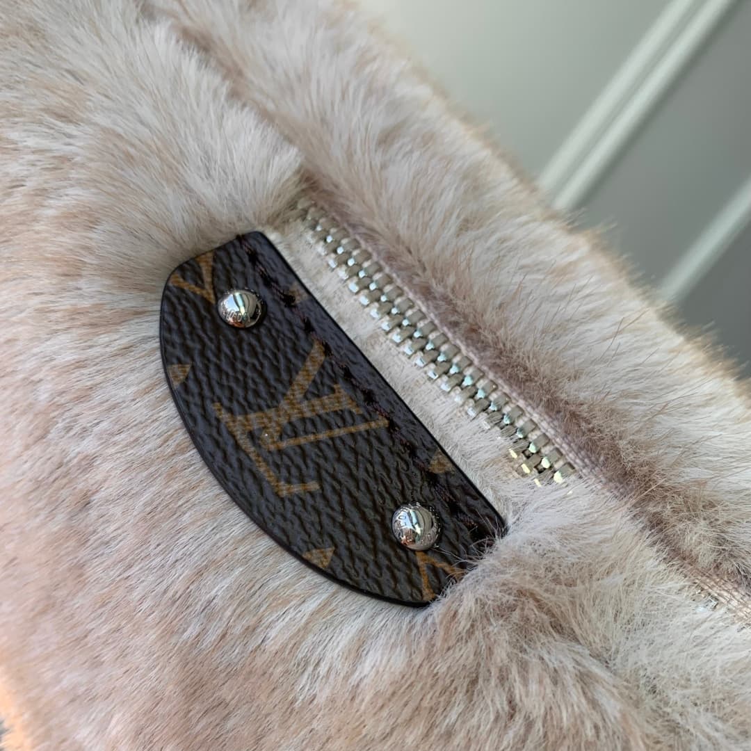 Louis Vuitton Hills Pochette in soft mink fur M15031 High