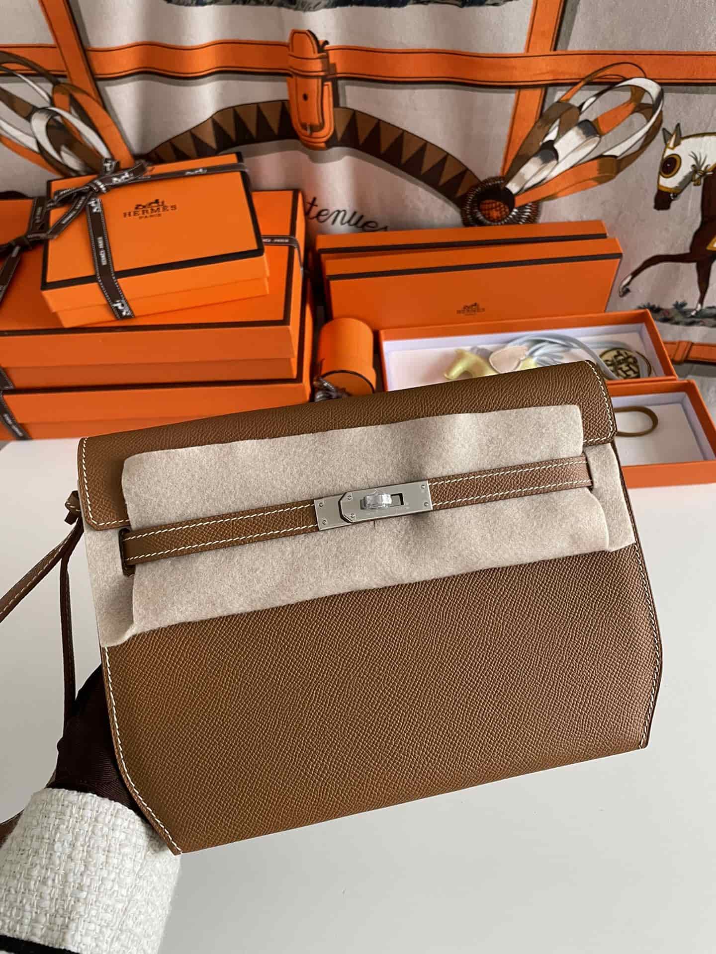 Hermes Kelly Depeches 25 Pouch Epsom Leather Gold WAX High