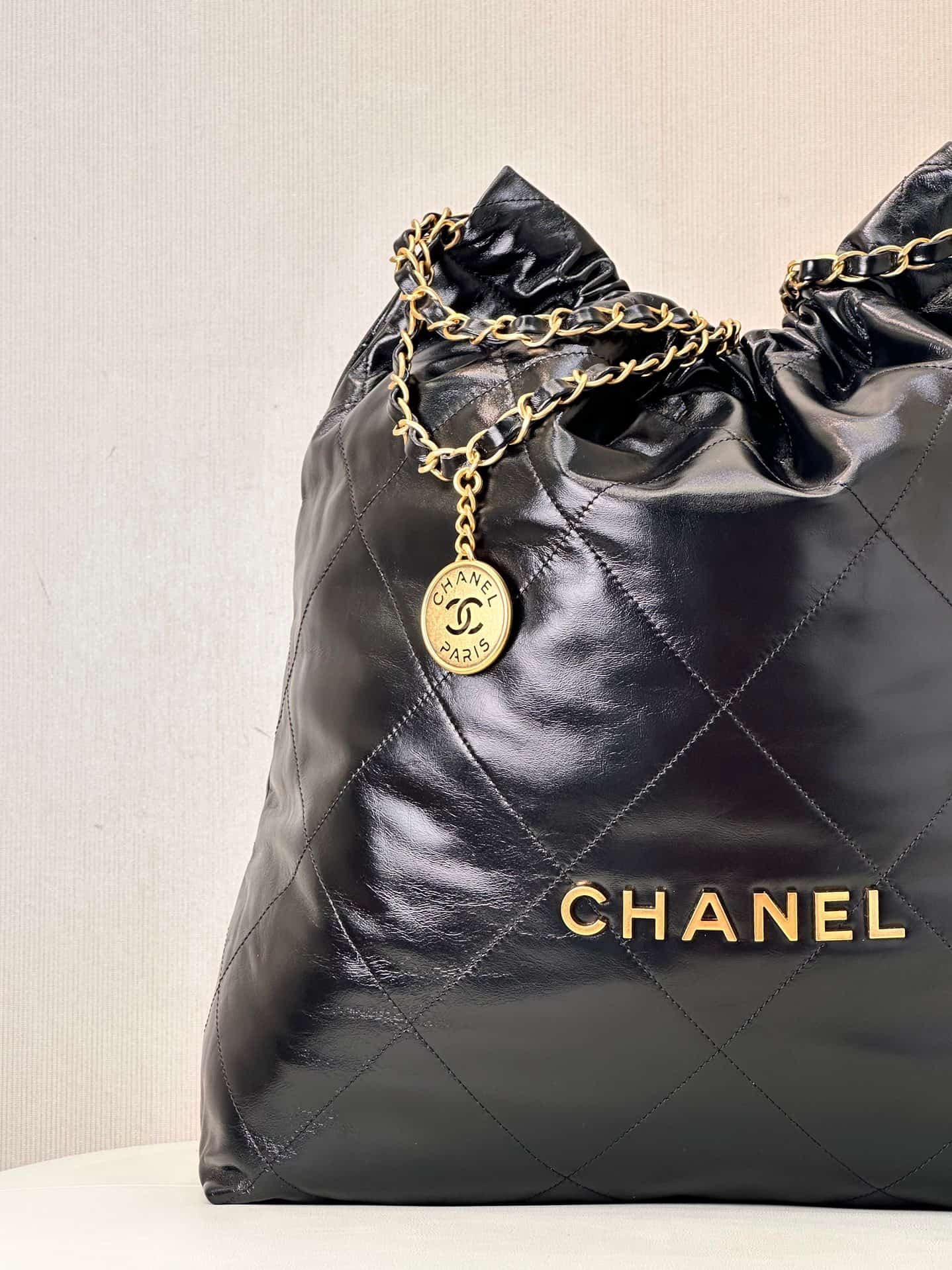 Chanel 22 LARGE HANDBAG Shiny Calfskin & Gold-Tone Metal AS3262 Black TOP