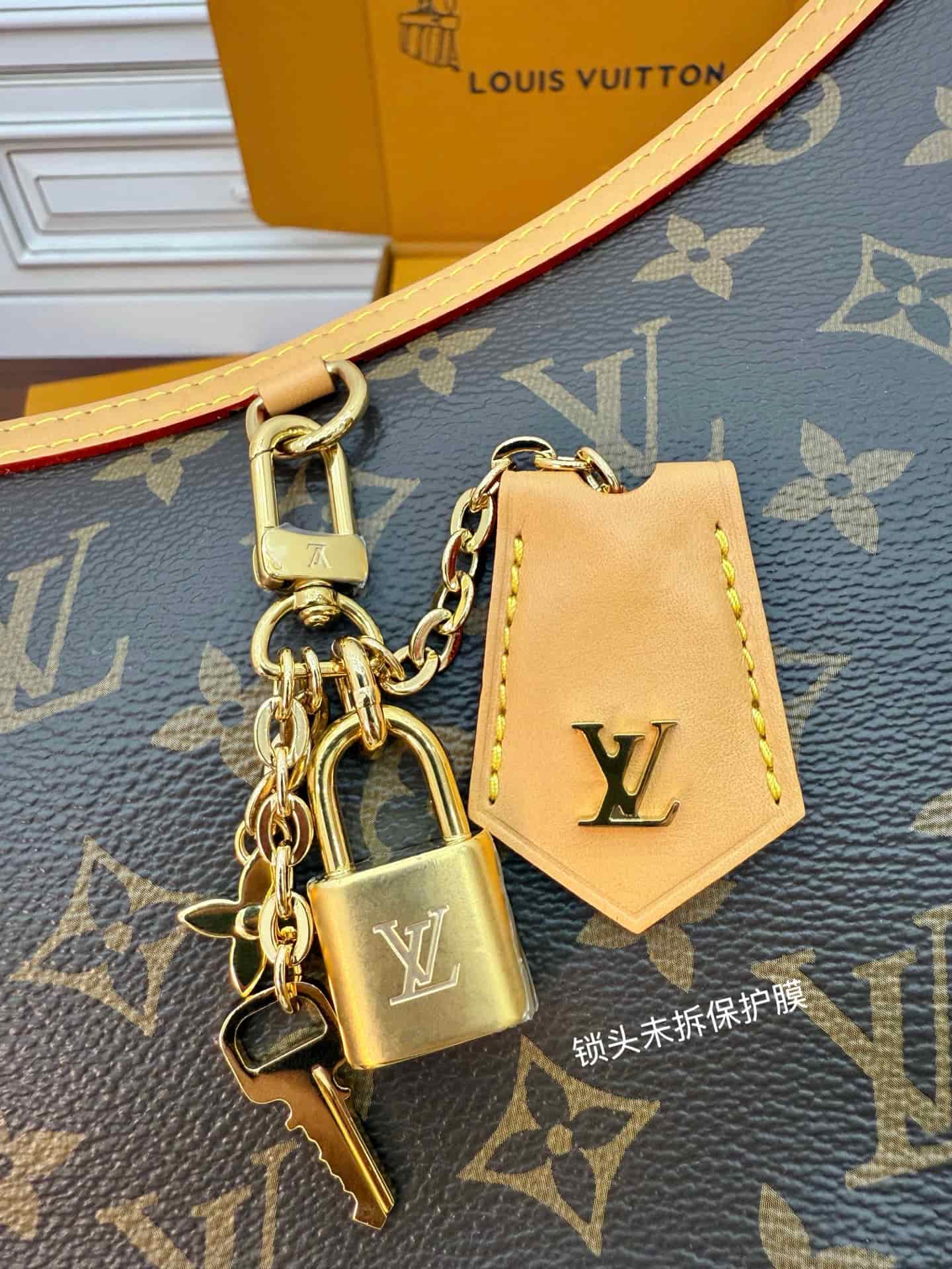 Louis Vuitton Looping Monogram coated canvas M12939 TOP