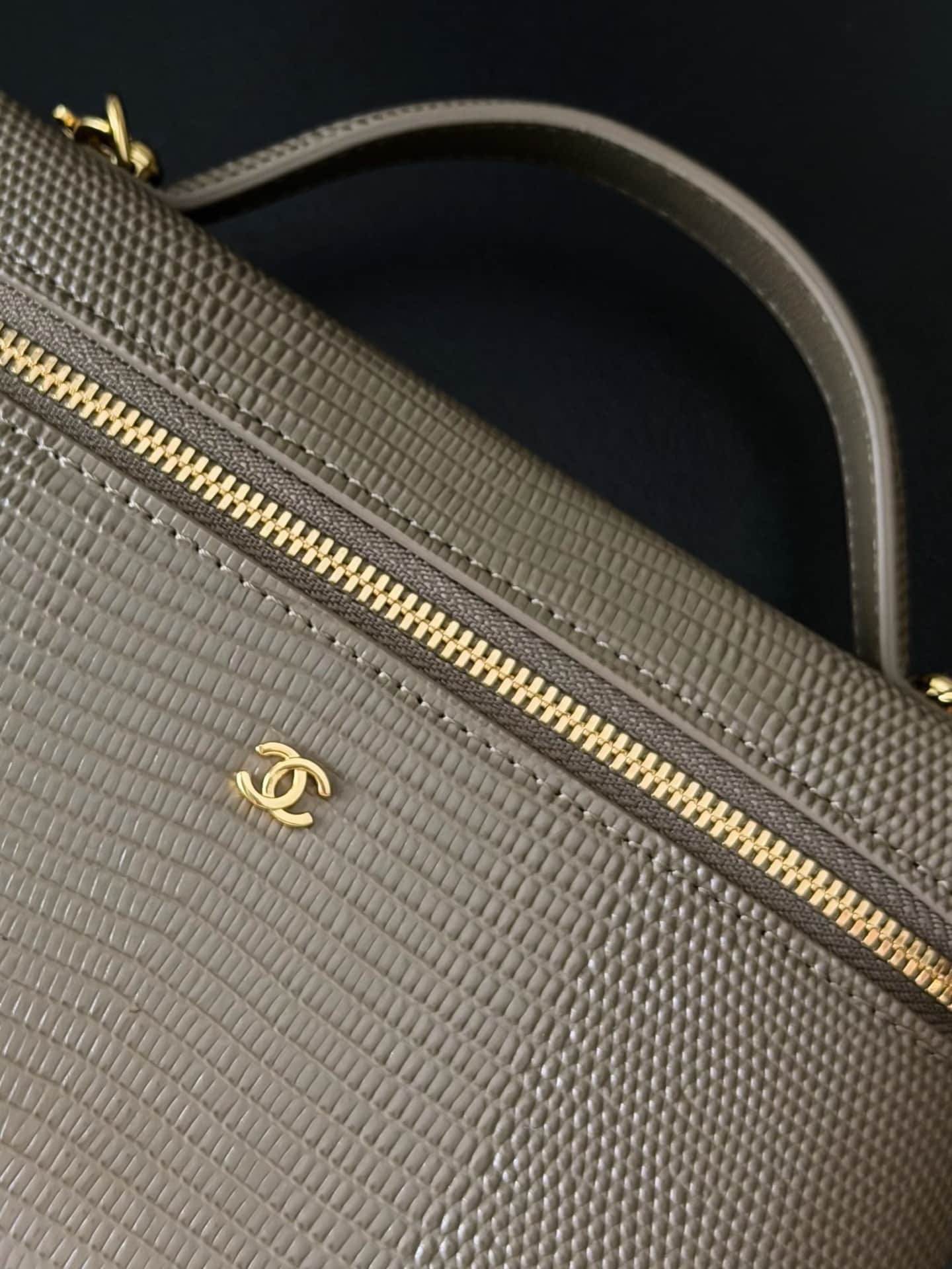 Chanel Small Vanity with chain Lizard Embossed Calfskin & Gold-Tone Metal Dark Khaki AS5346 A