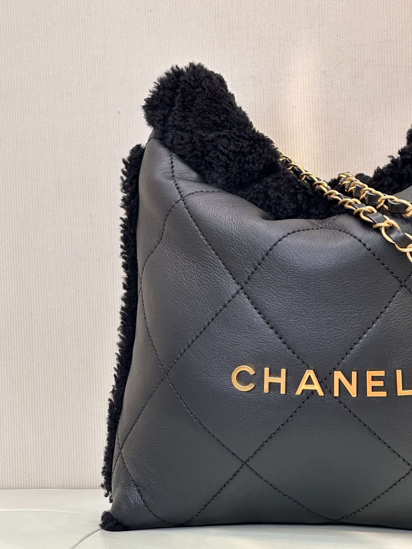 Chanel 22 Small handbag Shiny Calfskin Shearling & Gold-tone metal AS3260 Black TOP
