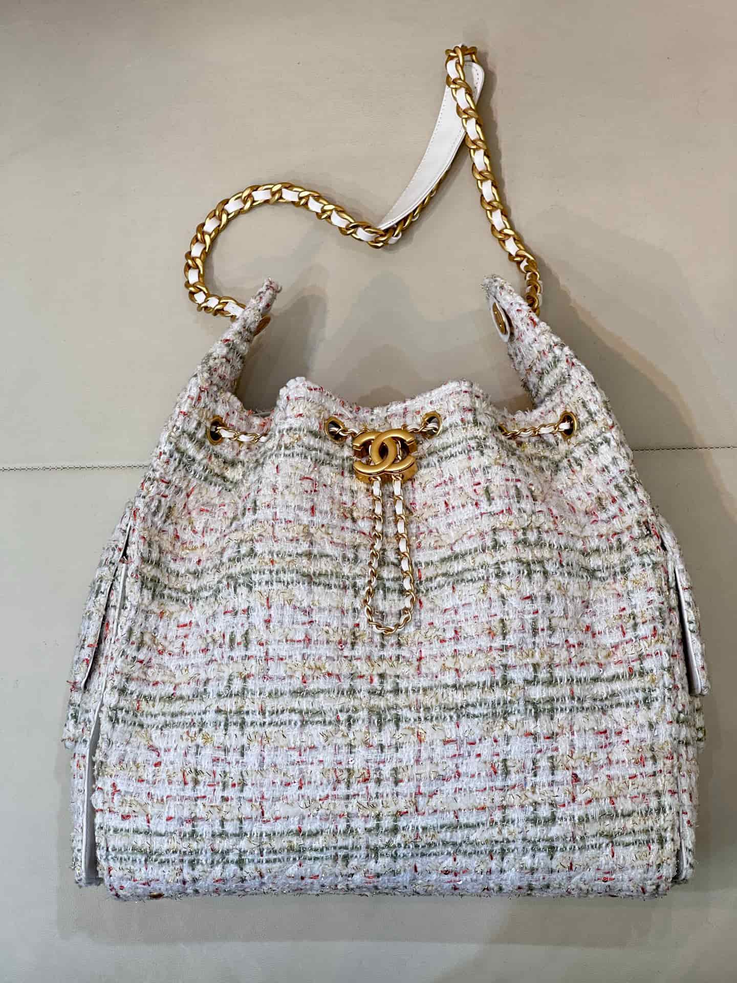Chanel 25 Medium Hobo handbag AS5311 Wool Tweed & Gold-Tone Metal Ecru Khaki Gold & Red TOP