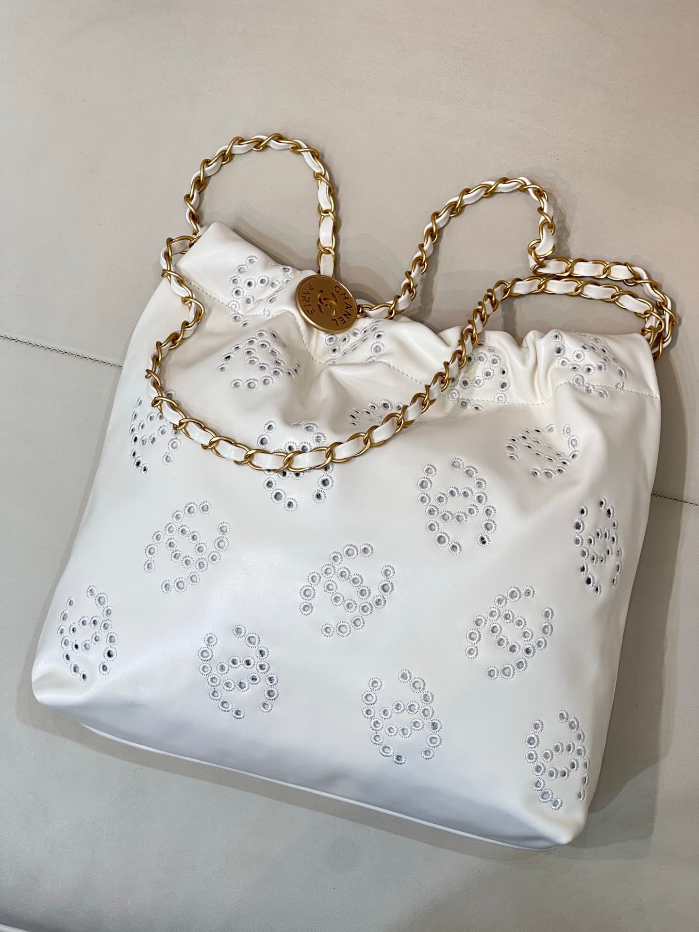 Chanel 22 Small handbag Shiny calfskin & gold-tone metal AS3260 white TOP