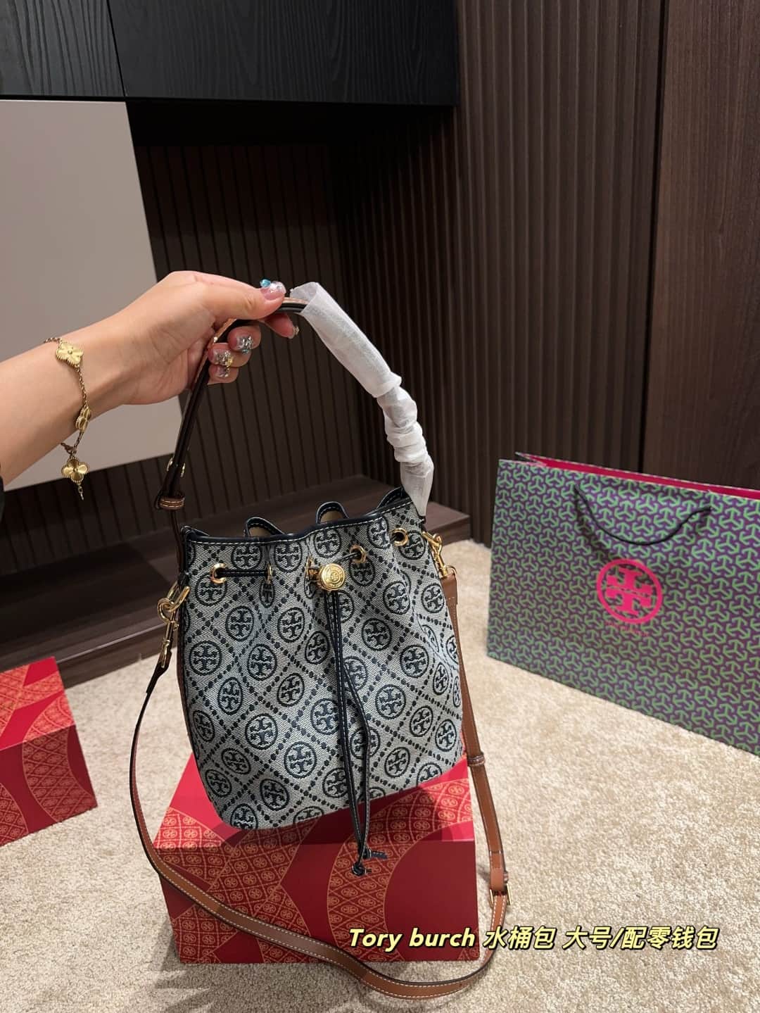 Tory Burch MONOGRAM BUCKET BAG